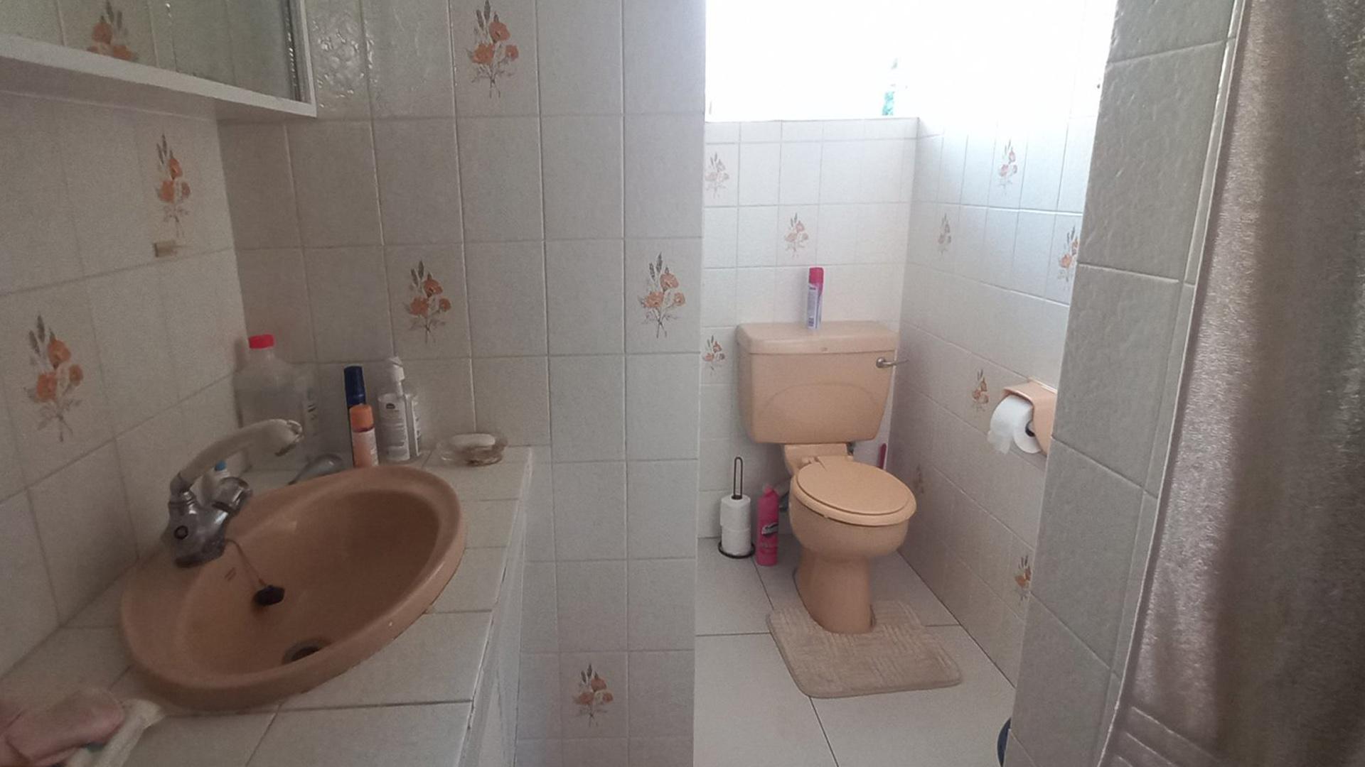 Bathroom 2 of property in Amalinda