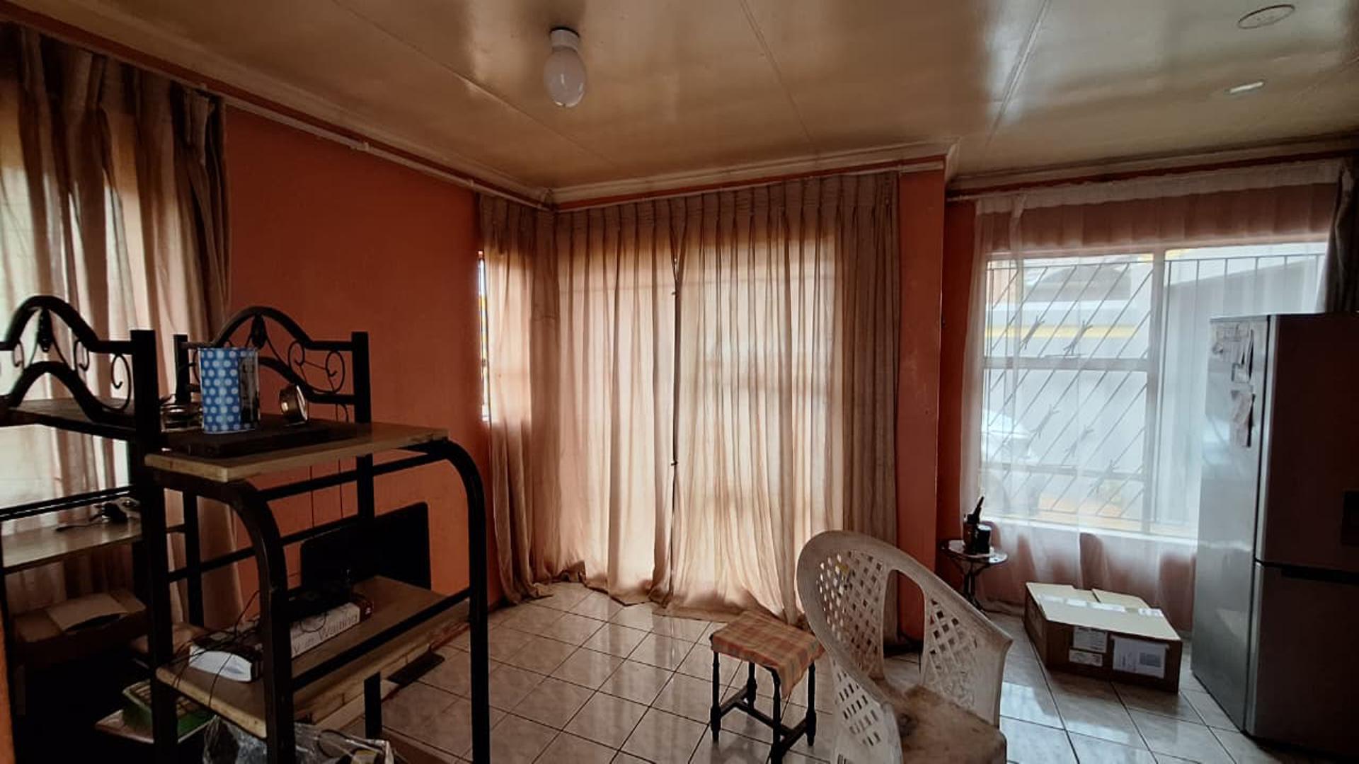 Lounges - 22 square meters of property in Kagiso