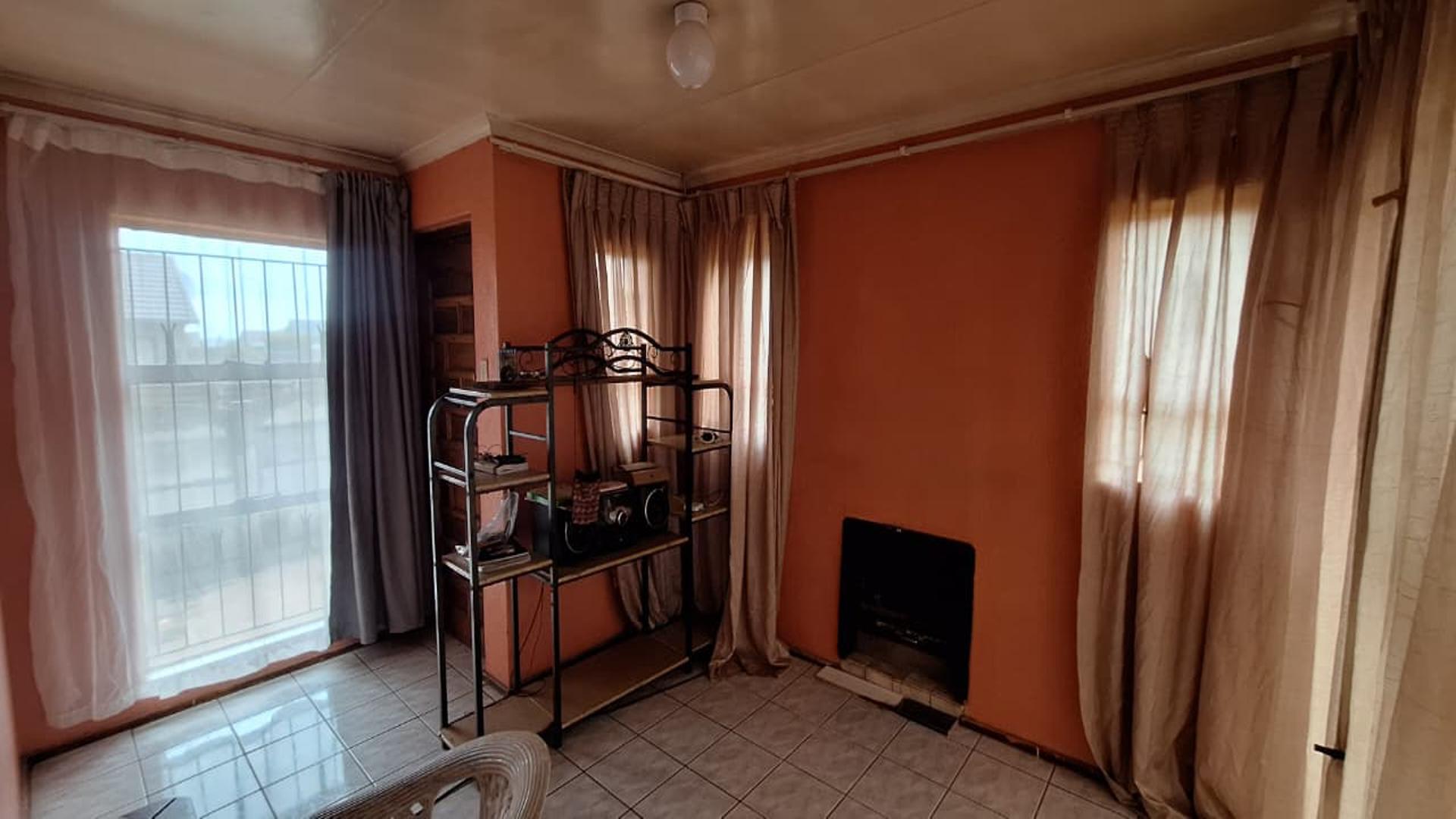 Lounges - 22 square meters of property in Kagiso