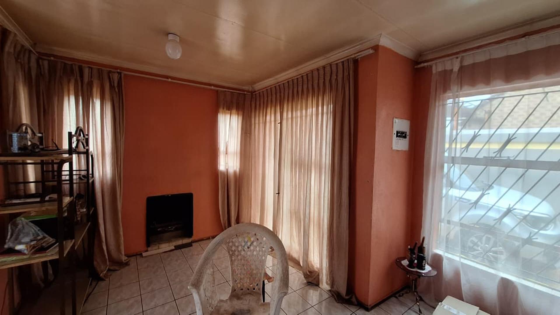 Lounges - 22 square meters of property in Kagiso
