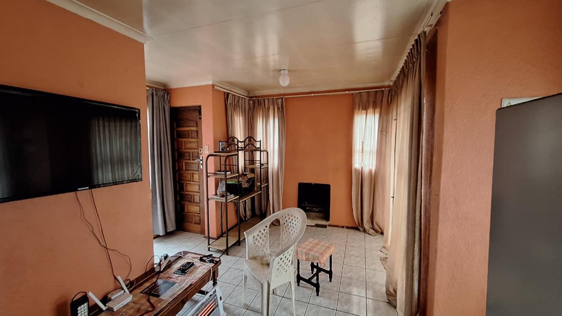 Lounges - 22 square meters of property in Kagiso