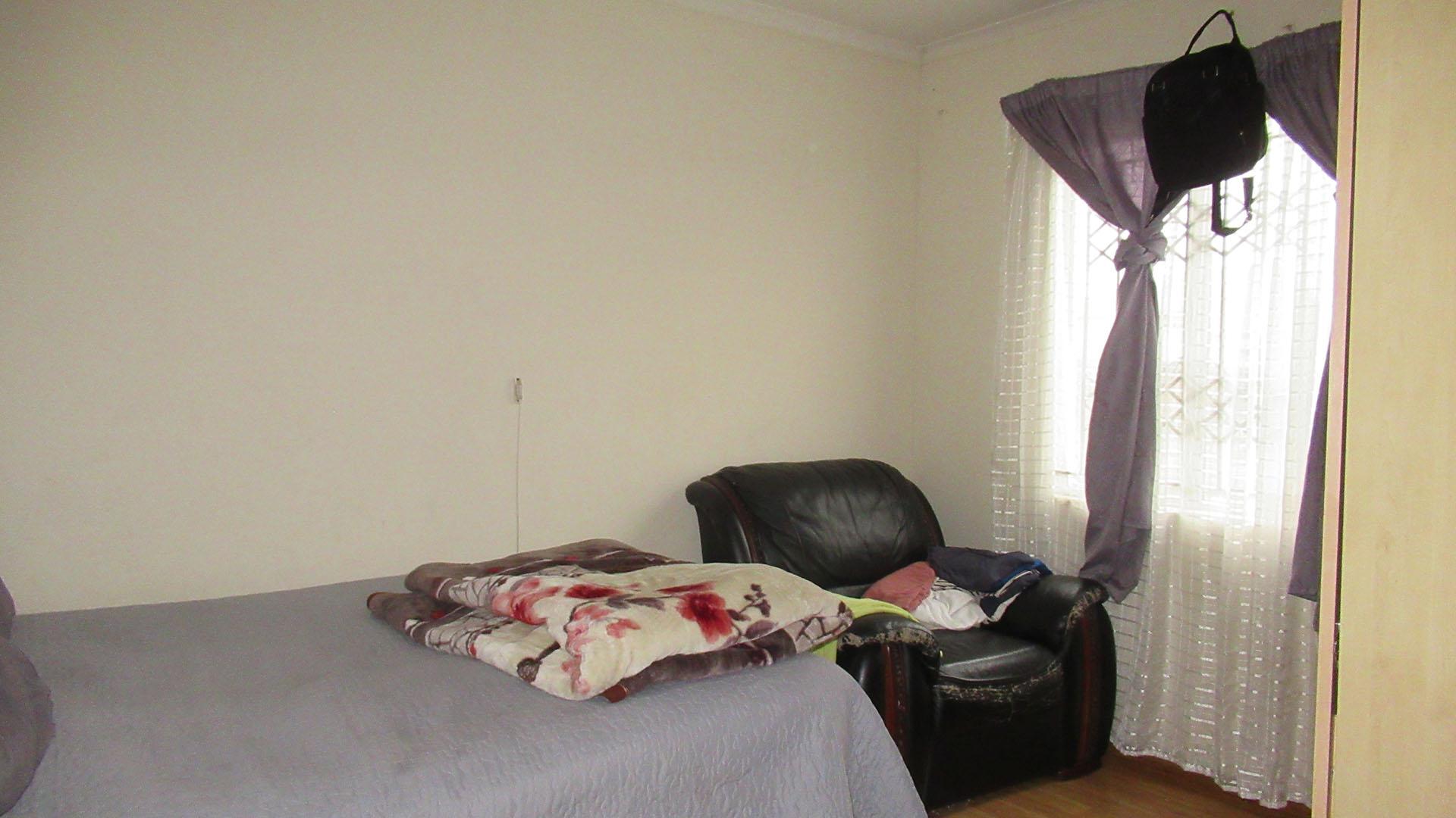 Bed Room 1 - 13 square meters of property in Windmill Park