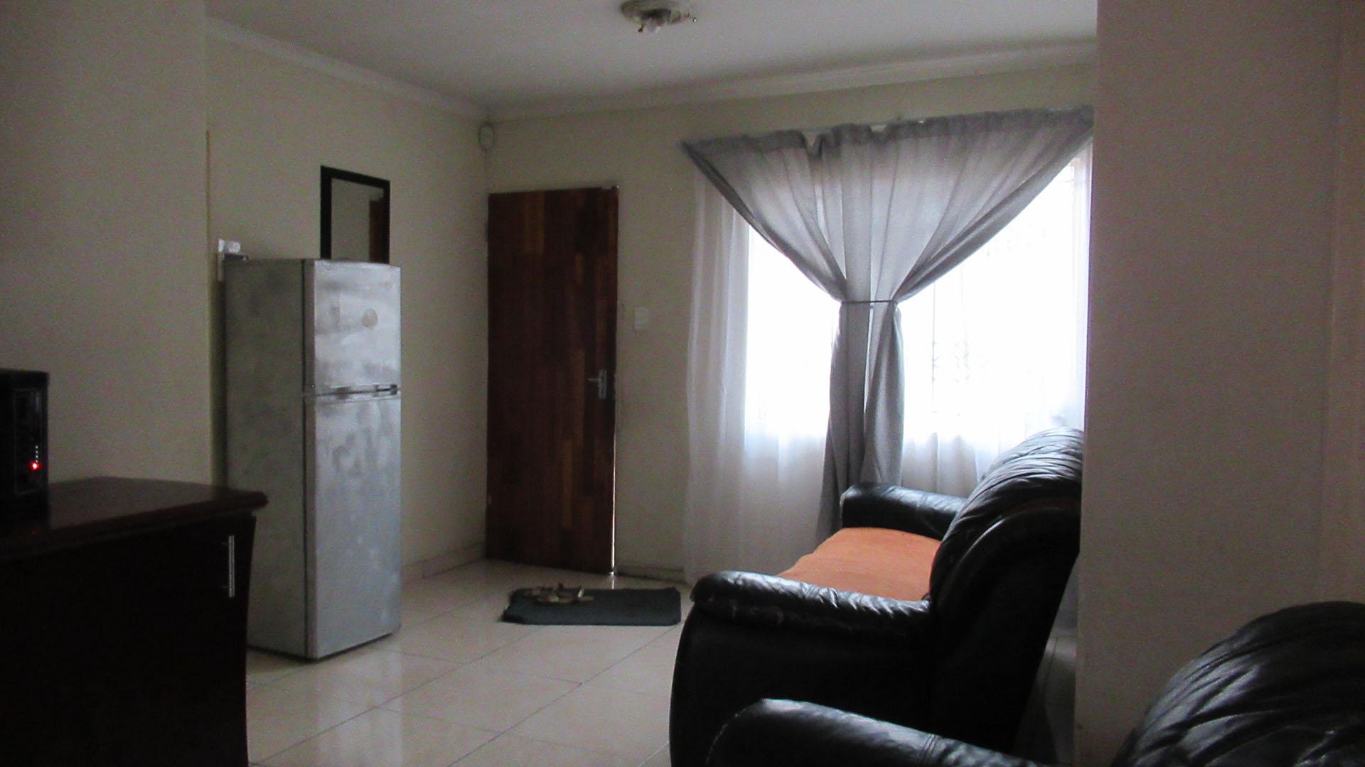 Lounges - 20 square meters of property in Windmill Park
