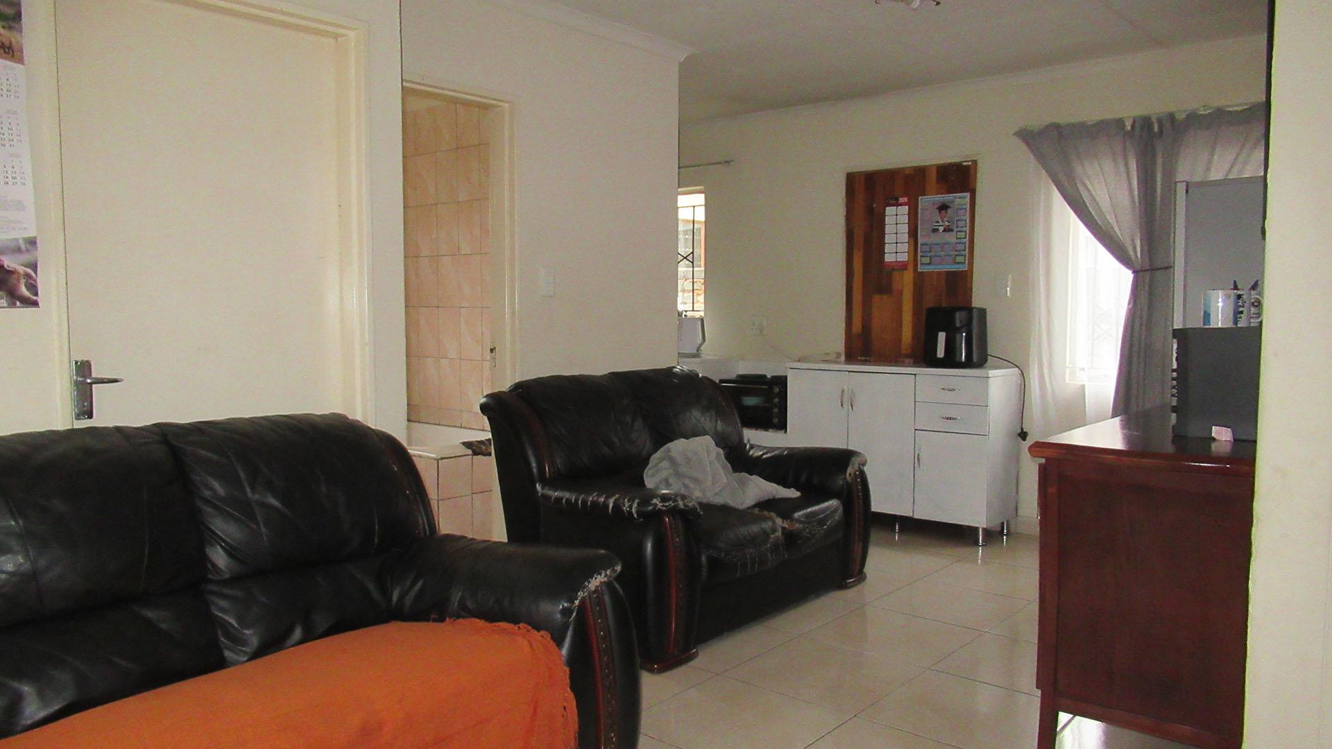 Lounges - 20 square meters of property in Windmill Park