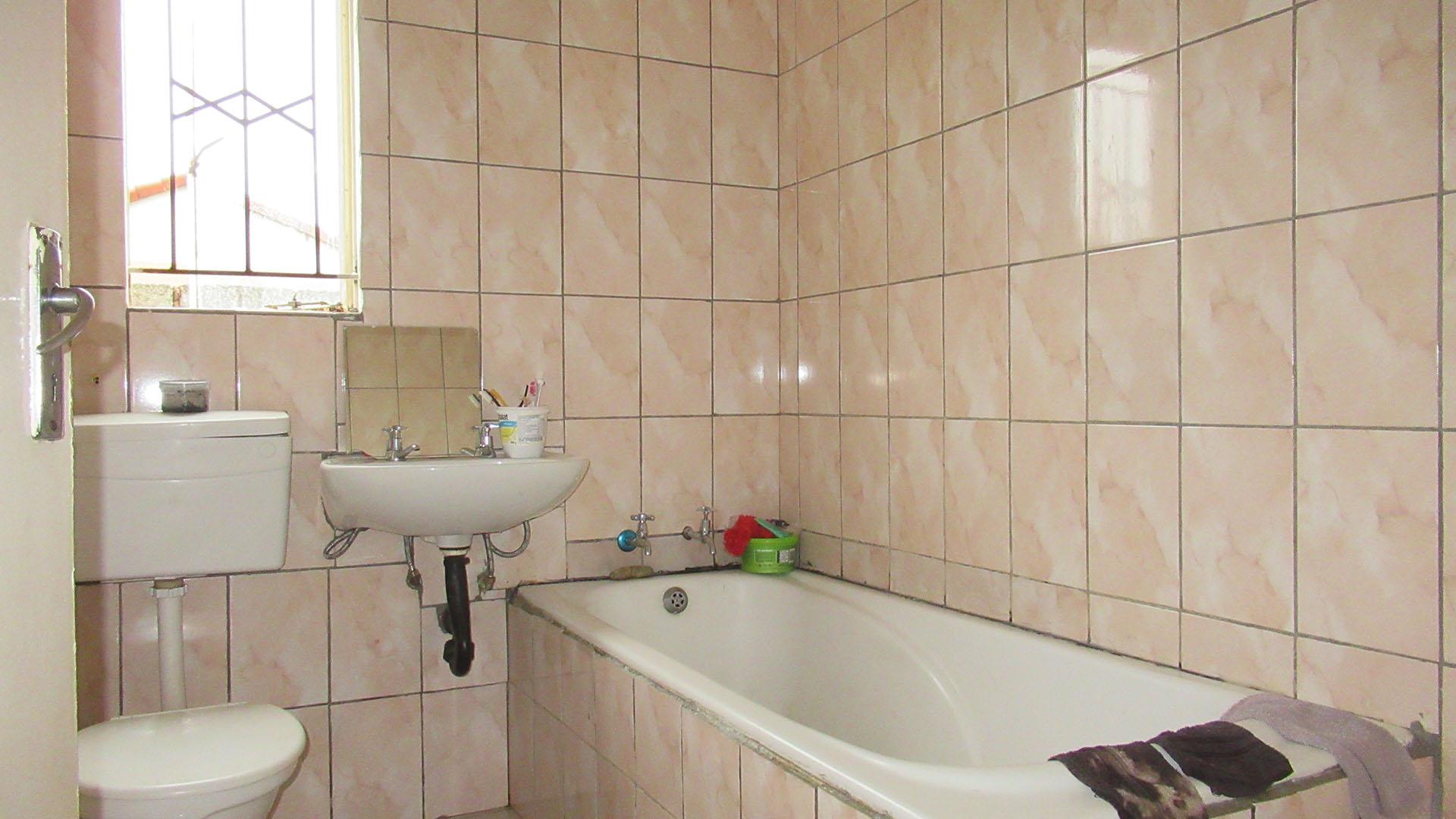 Bathroom 1 - 5 square meters of property in Windmill Park
