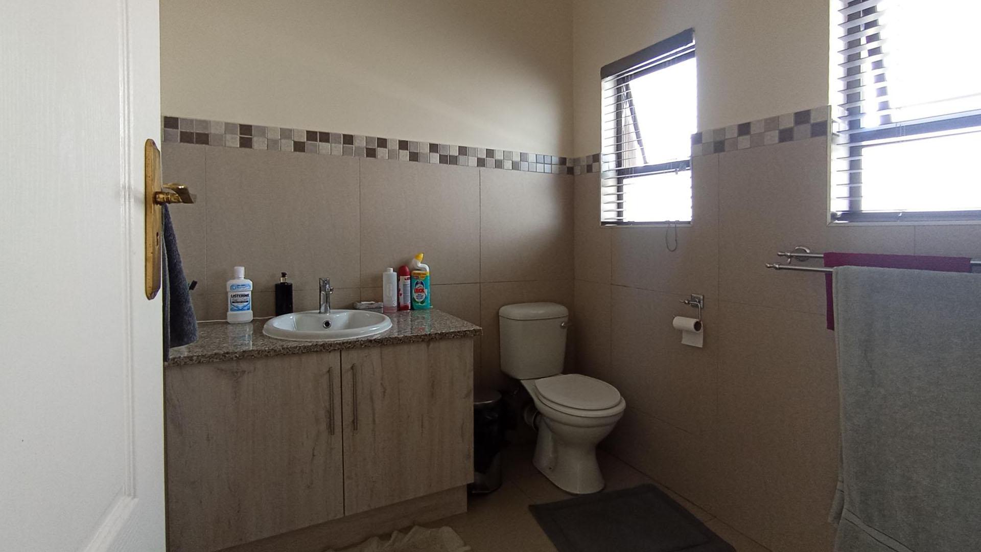 Bathroom 3+ - 6 square meters of property in Derdepoortpark
