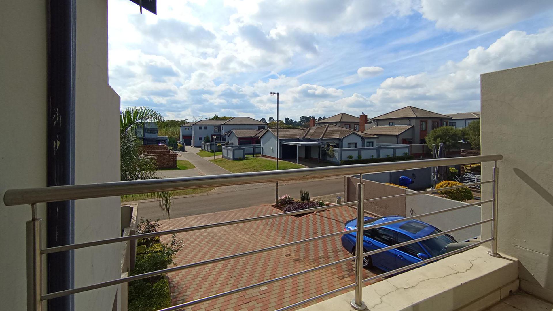 Balcony - 8 square meters of property in Derdepoortpark
