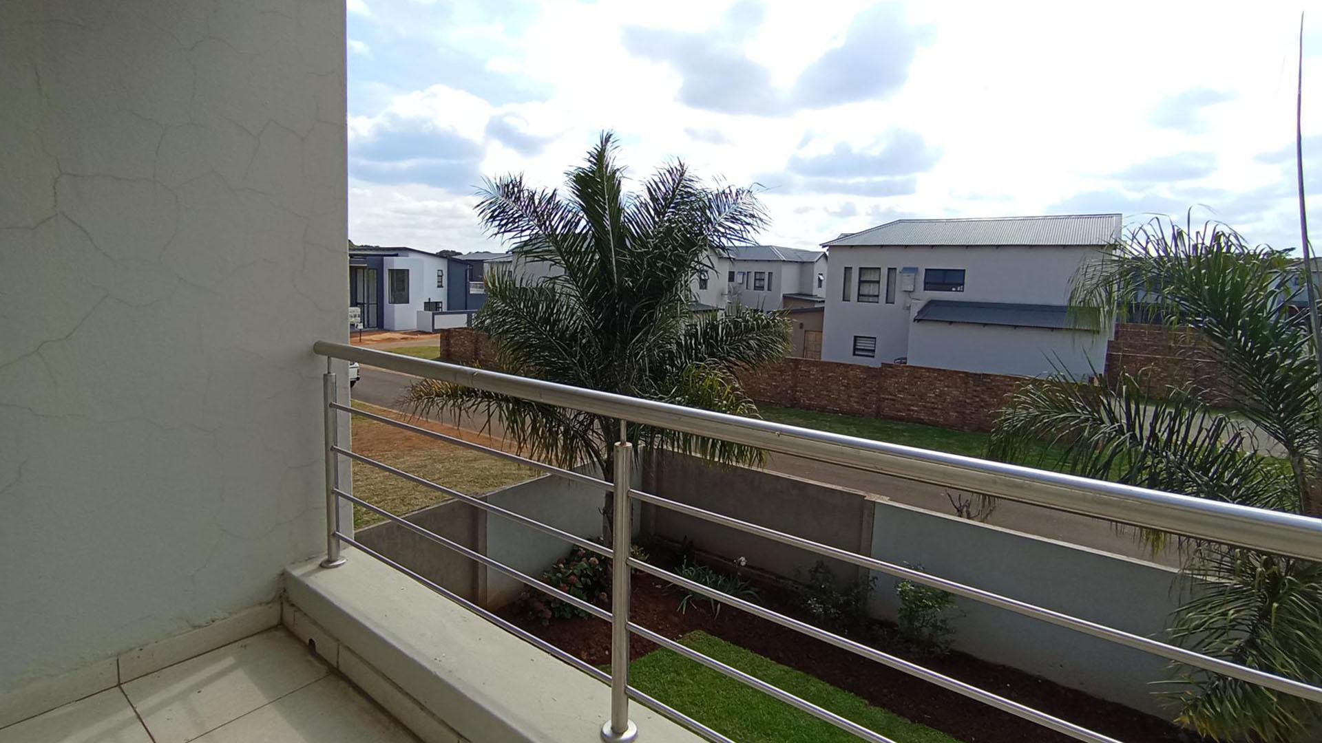 Balcony - 8 square meters of property in Derdepoortpark