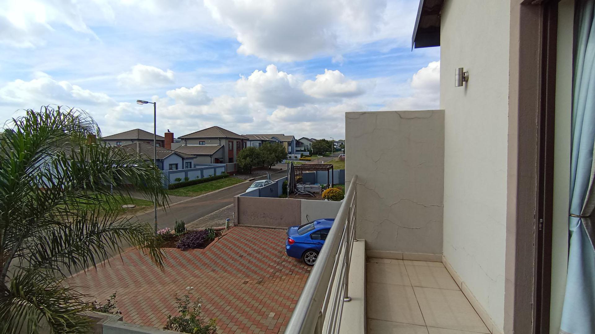 Balcony - 8 square meters of property in Derdepoortpark