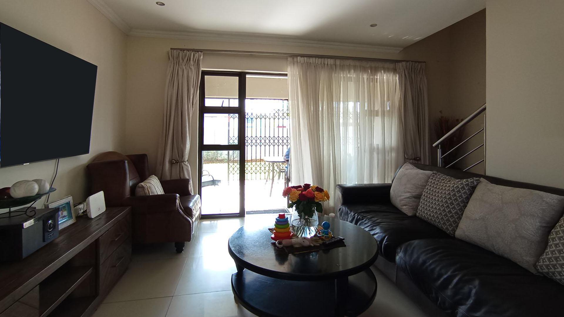 Lounges - 15 square meters of property in Derdepoortpark