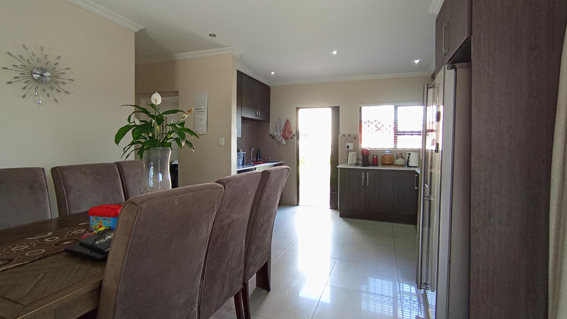 Dining Room - 14 square meters of property in Derdepoortpark