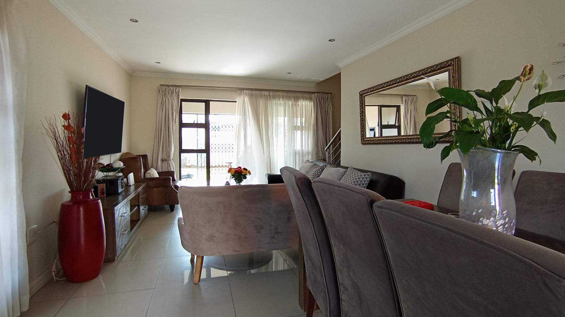 Dining Room - 14 square meters of property in Derdepoortpark