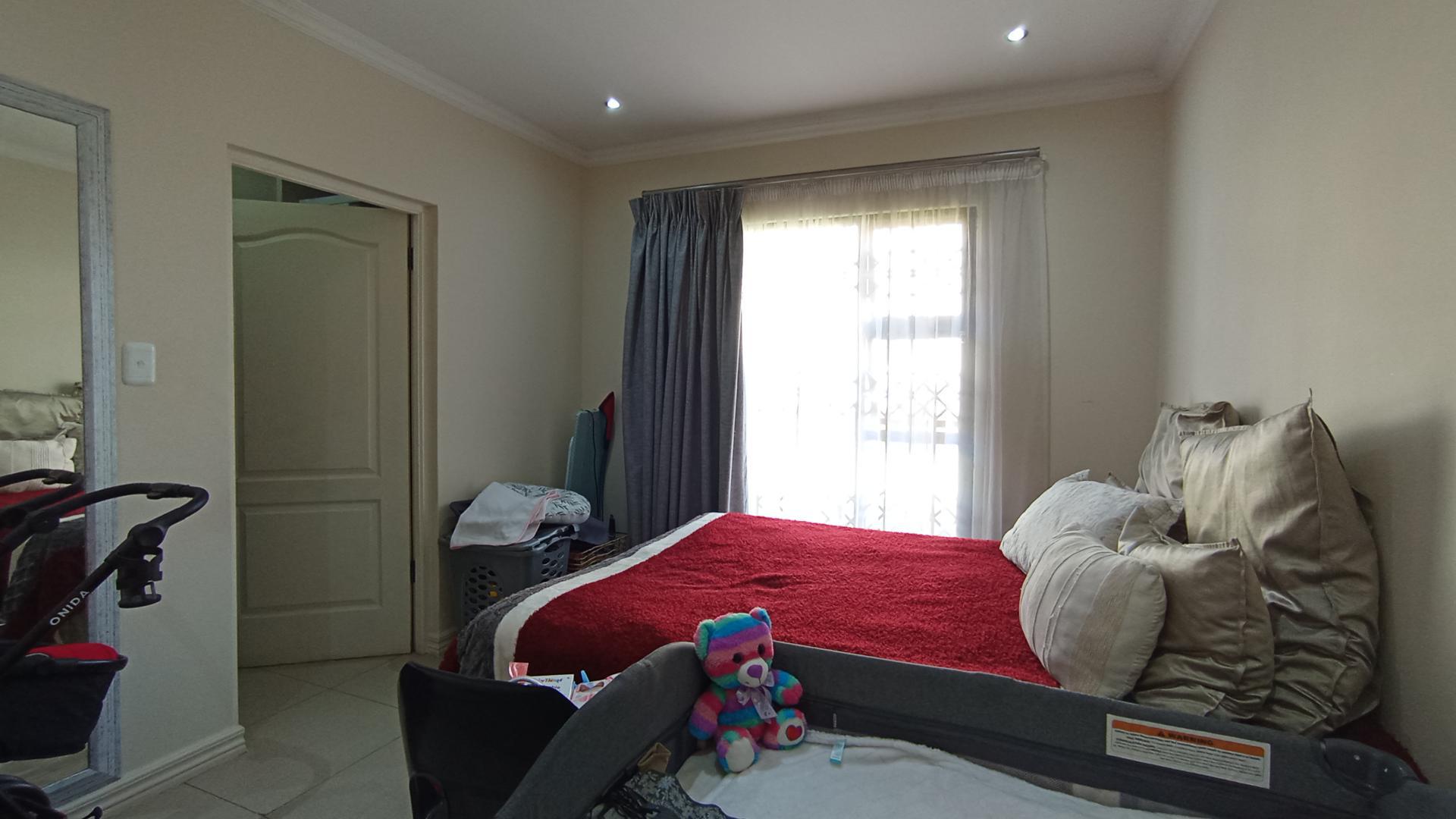 Bed Room 1 - 13 square meters of property in Derdepoortpark