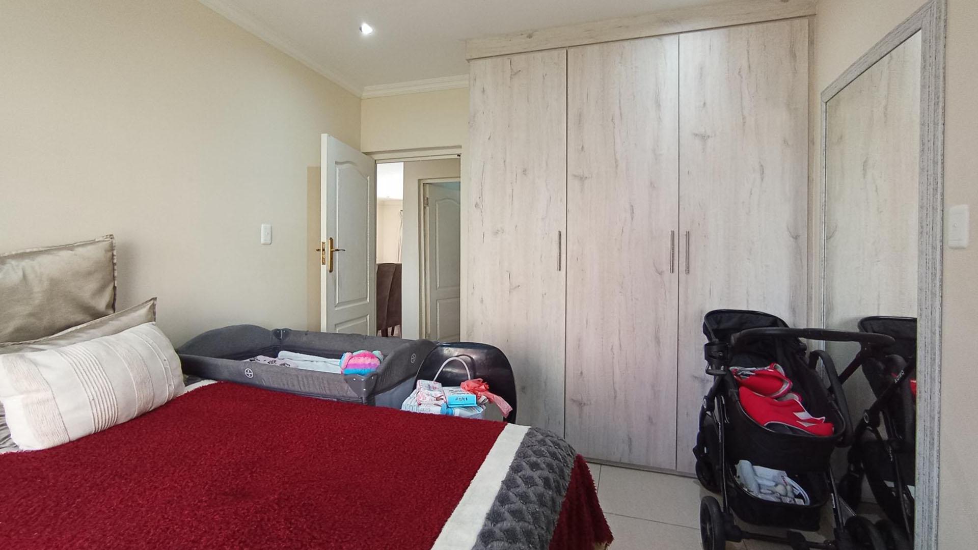 Bed Room 1 - 13 square meters of property in Derdepoortpark