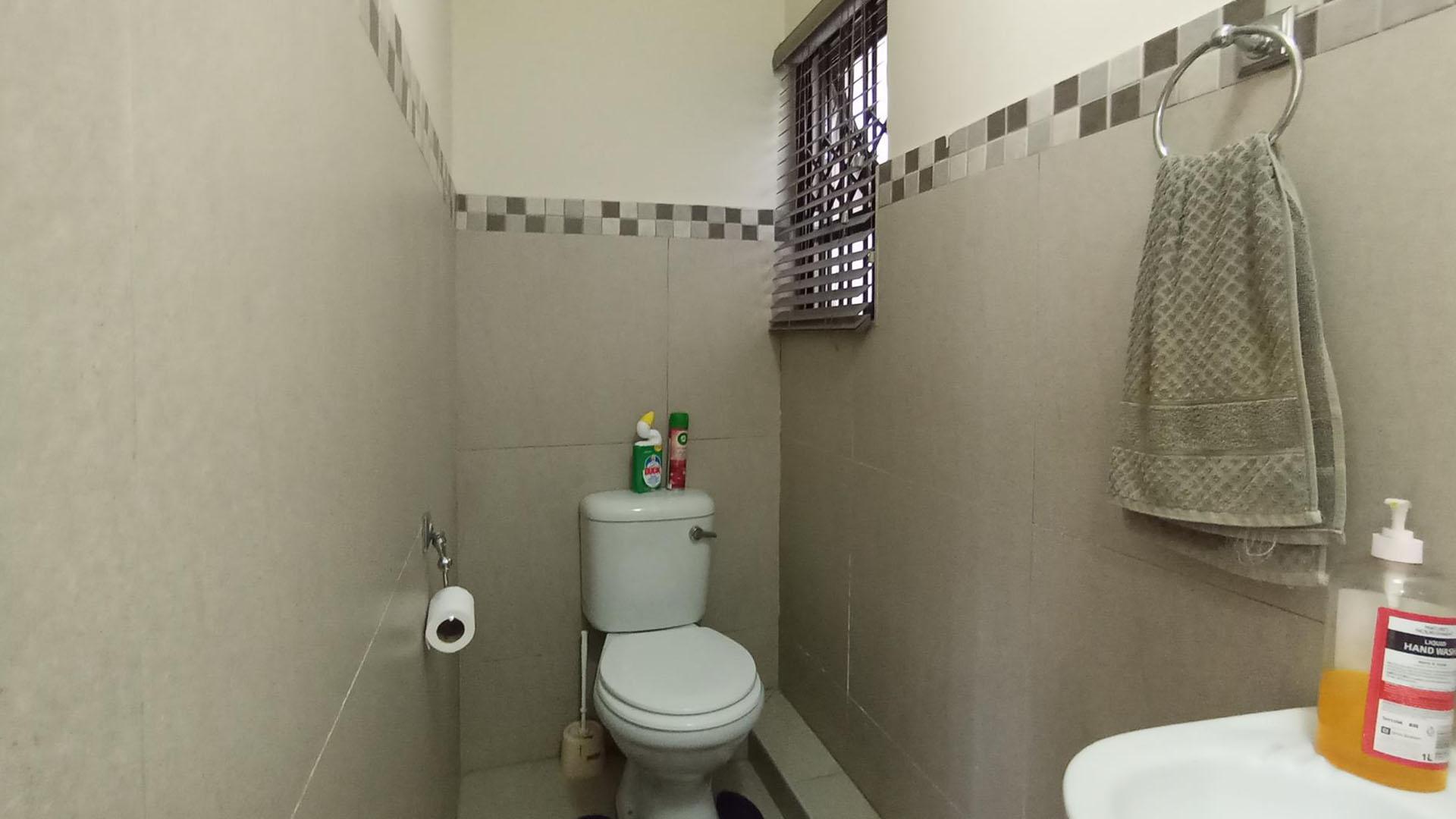 Bathroom 1 - 4 square meters of property in Derdepoortpark
