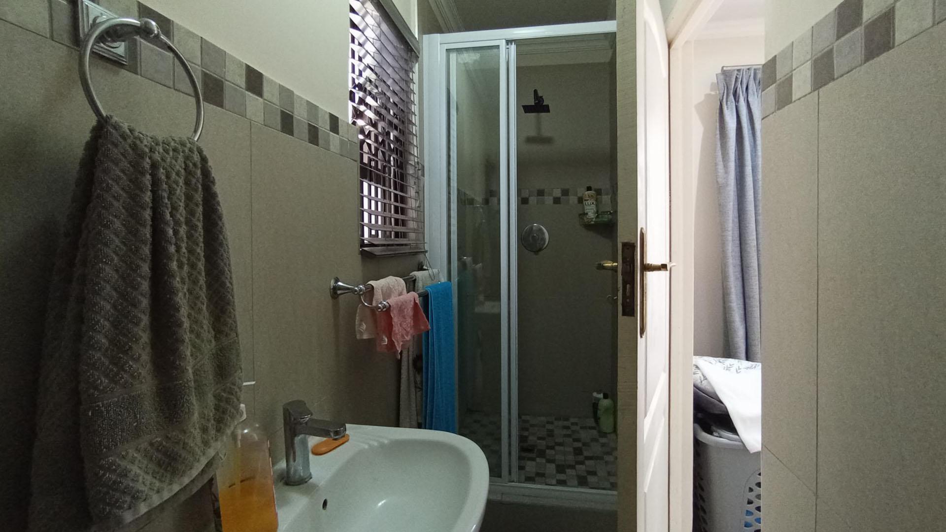 Bathroom 1 - 4 square meters of property in Derdepoortpark