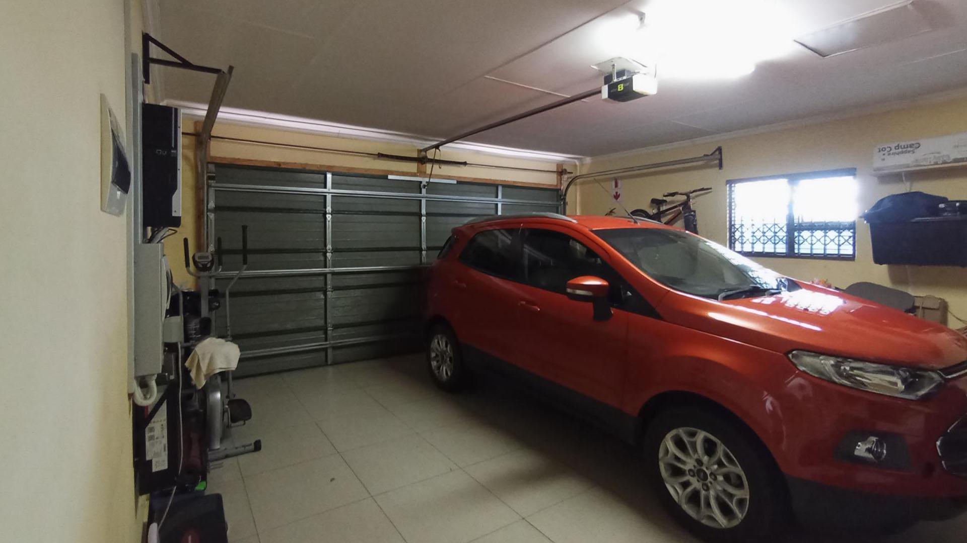 Garage - 39 square meters of property in Derdepoortpark