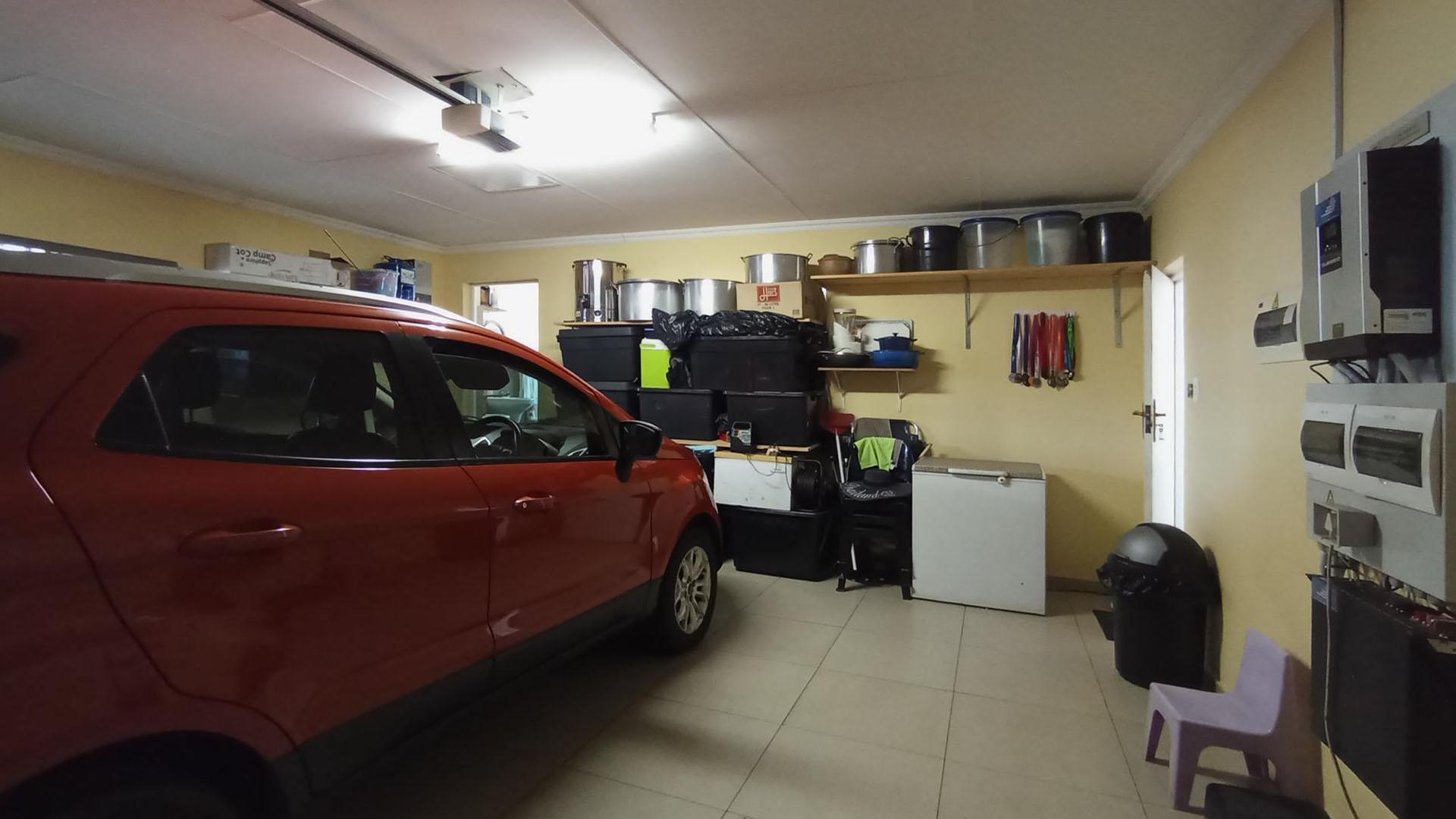 Garage - 39 square meters of property in Derdepoortpark