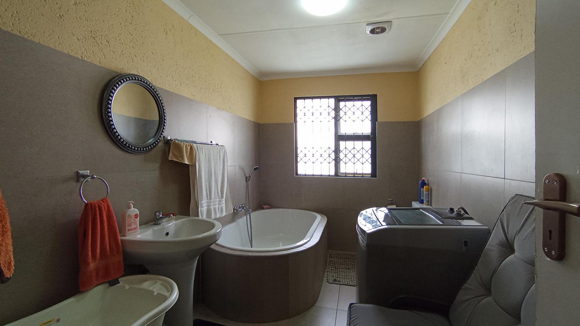 Bathroom 2 - 9 square meters of property in Derdepoortpark