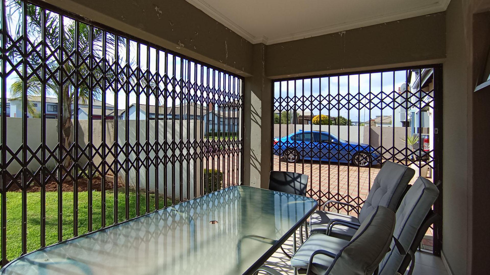 Patio - 12 square meters of property in Derdepoortpark