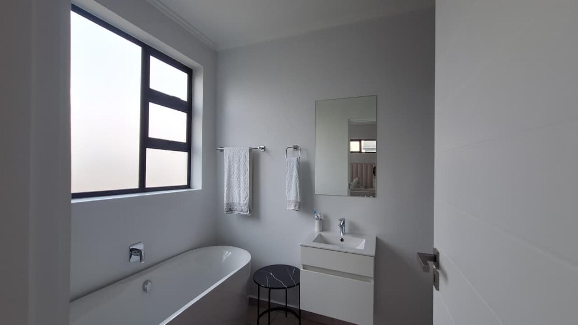 Main Bathroom - 8 square meters of property in Broadacres