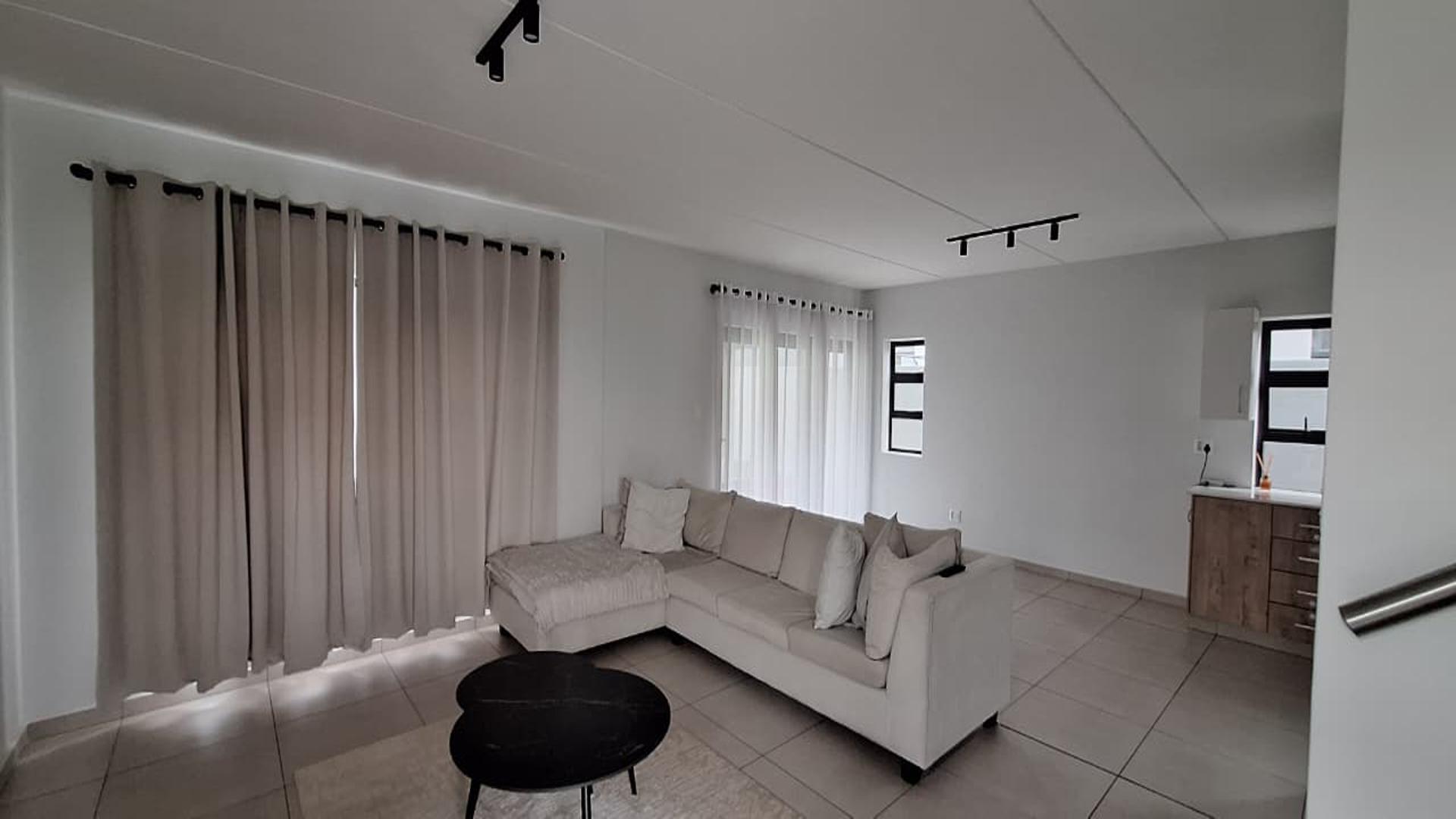 Lounges - 23 square meters of property in Broadacres