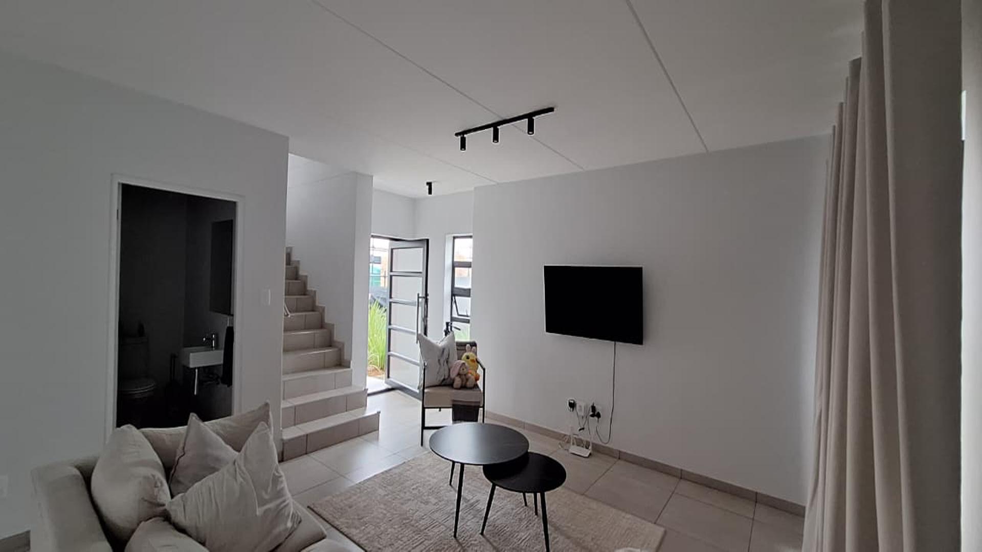 Lounges - 23 square meters of property in Broadacres