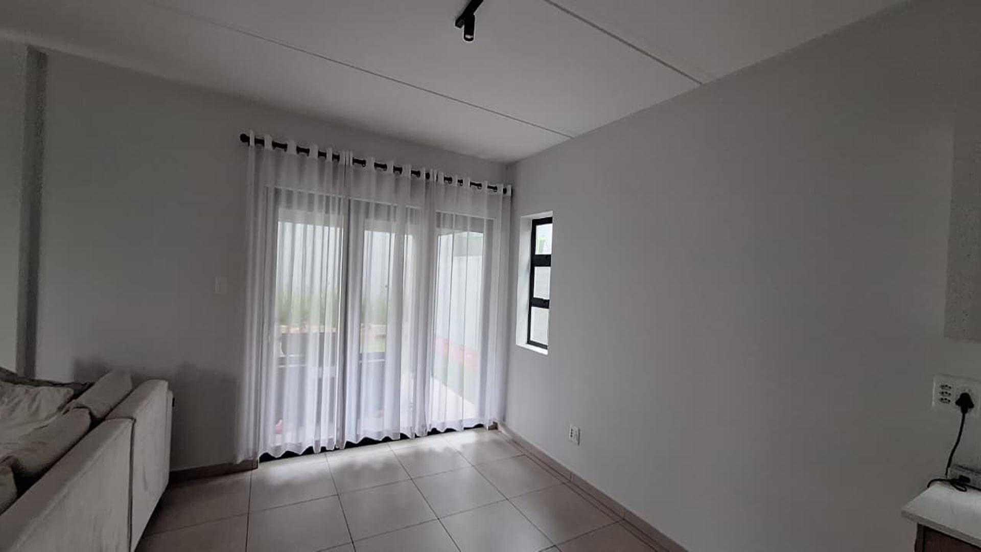 Lounges - 23 square meters of property in Broadacres