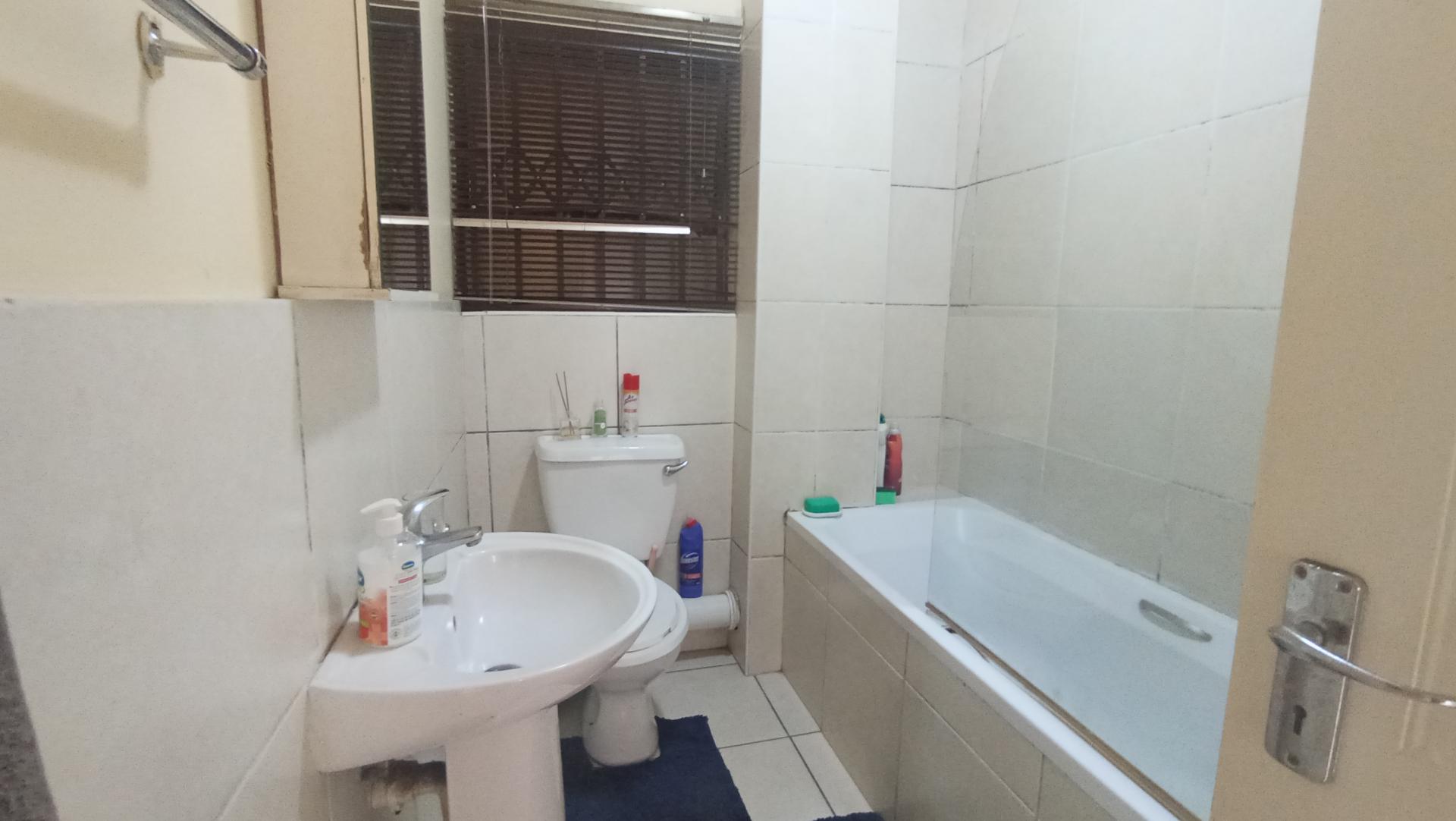 Bathroom 1 - 5 square meters of property in Sea View 