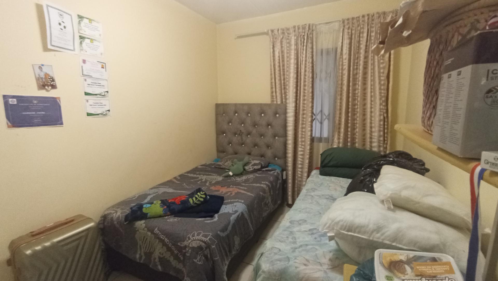 Bed Room 2 - 10 square meters of property in Sea View 