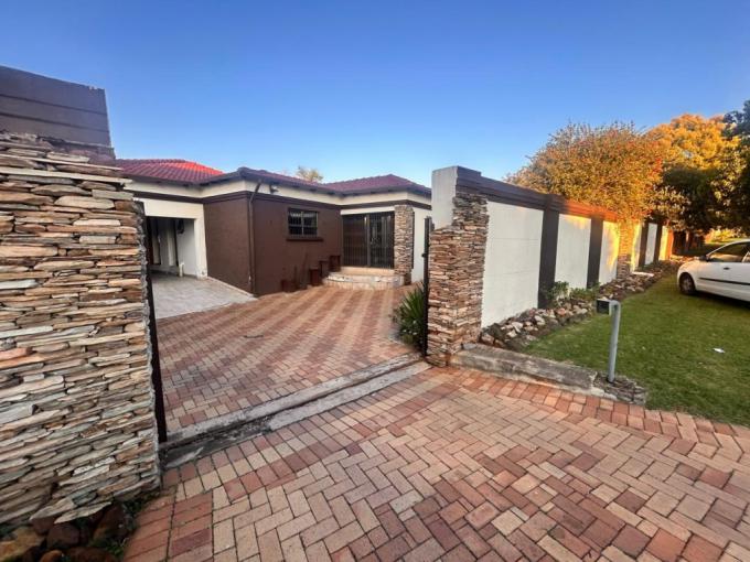 3 Bedroom House for Sale For Sale in Brackendowns - MR711529