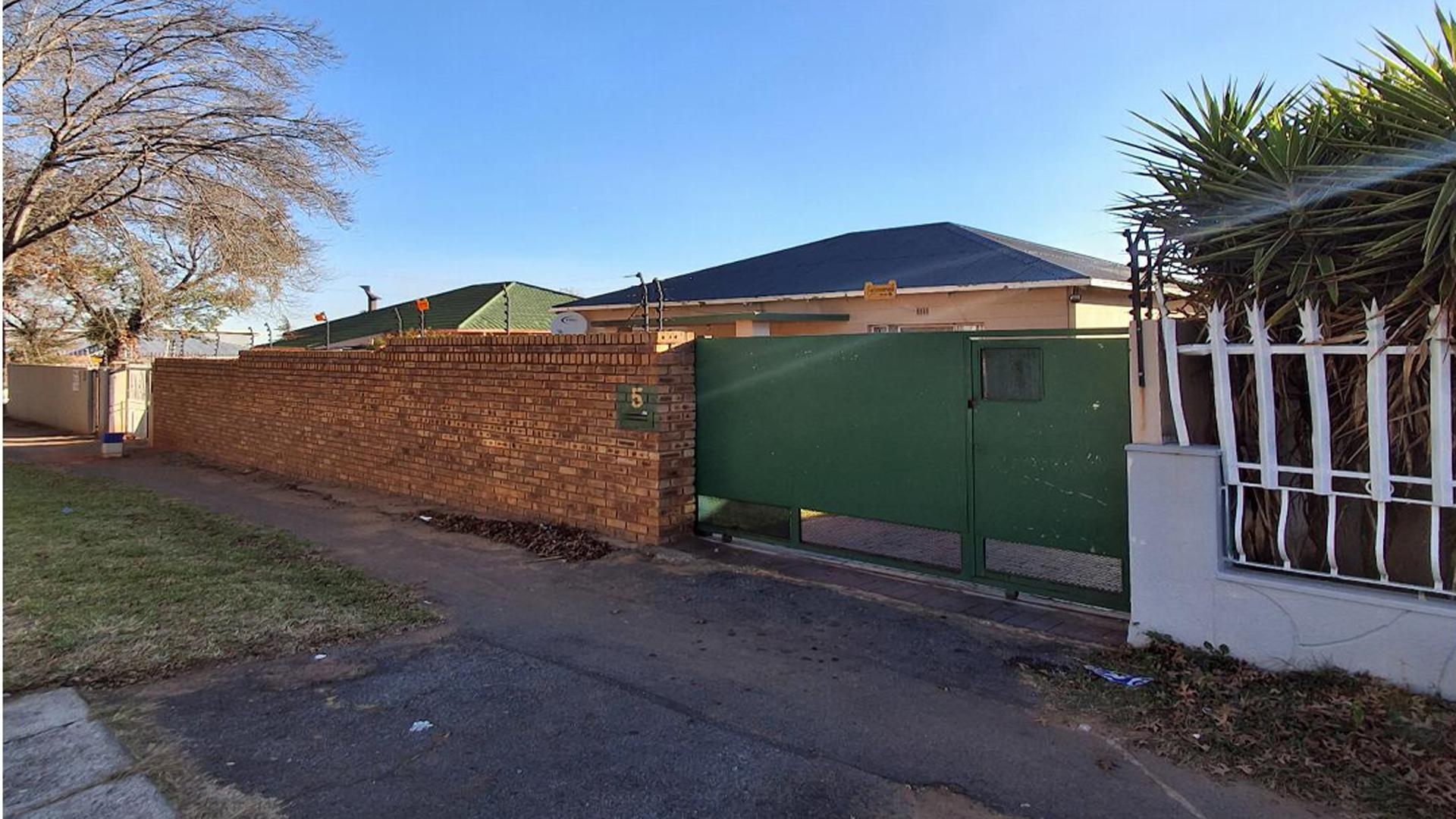 Front View of property in Rosettenville