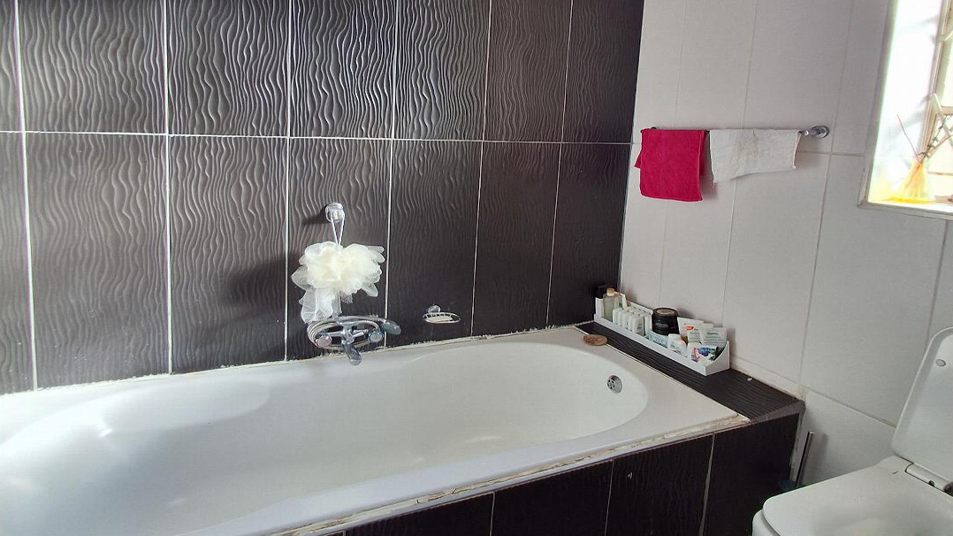 Bathroom 1 of property in Rosettenville