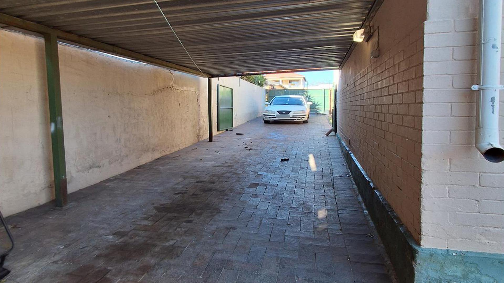 Carport  of property in Rosettenville