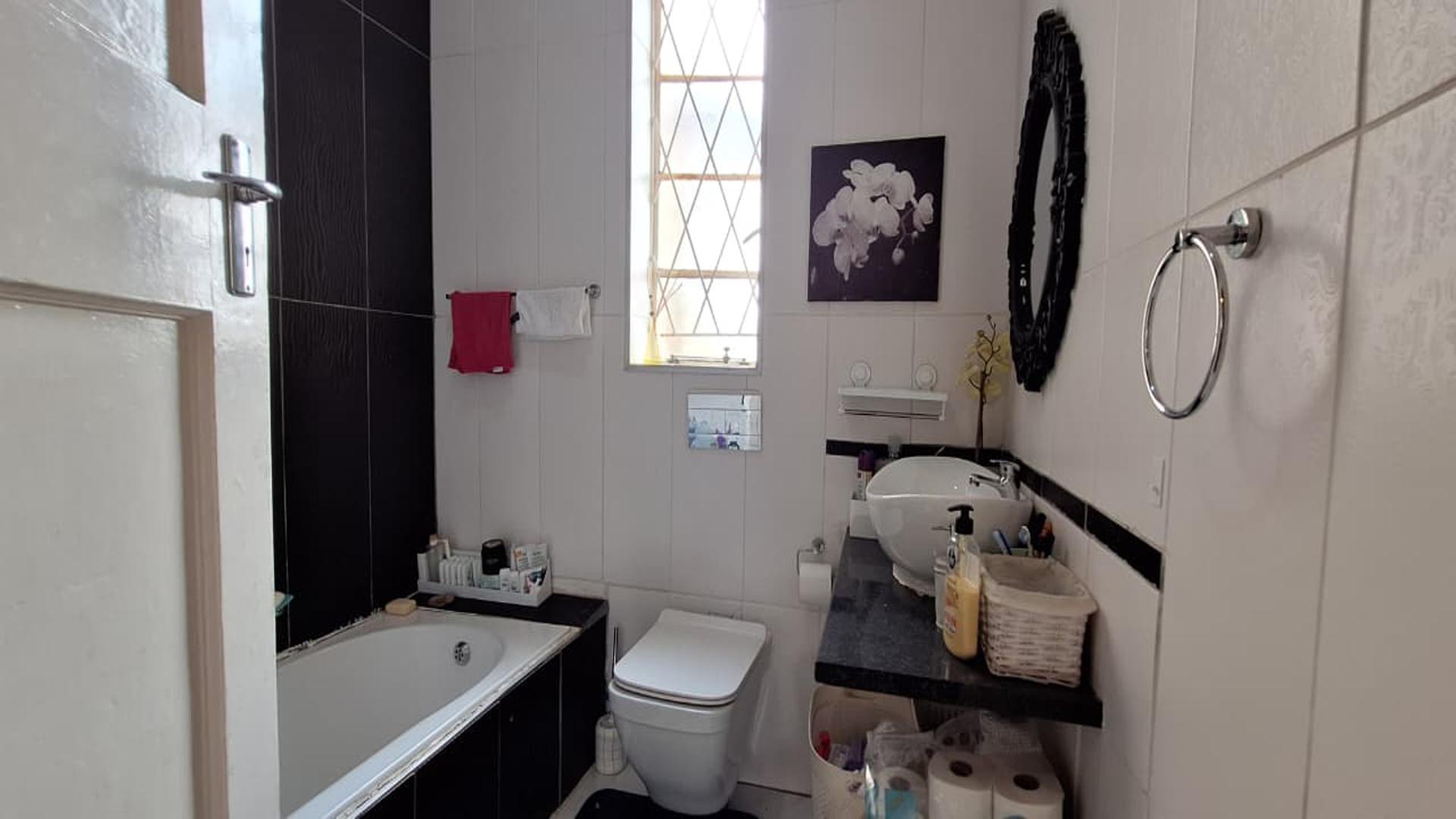 Bathroom 1 - 5 square meters of property in Rosettenville