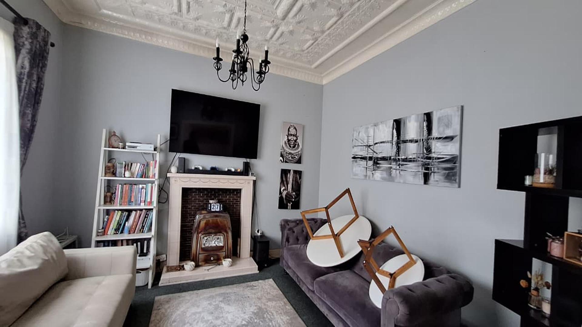 Lounges - 18 square meters of property in Rosettenville