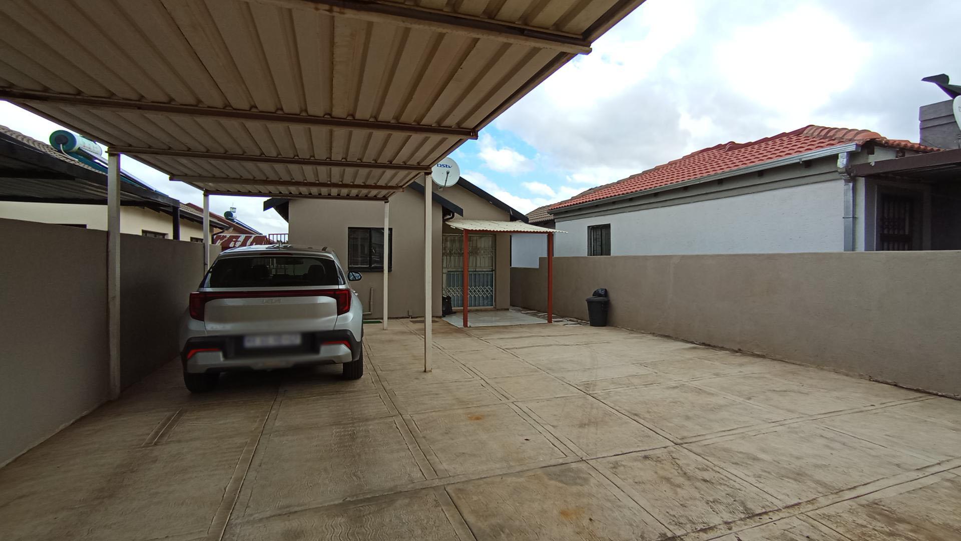 Carport  - 32 square meters of property in Soshanguve East