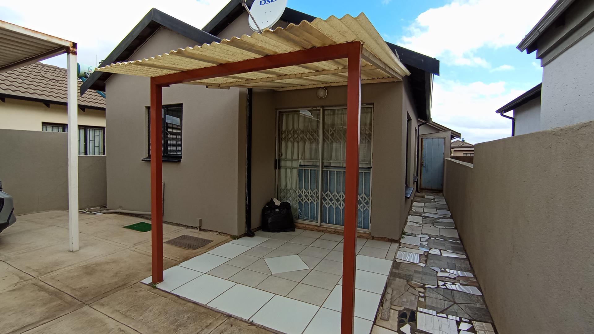 Patio - 6 square meters of property in Soshanguve East