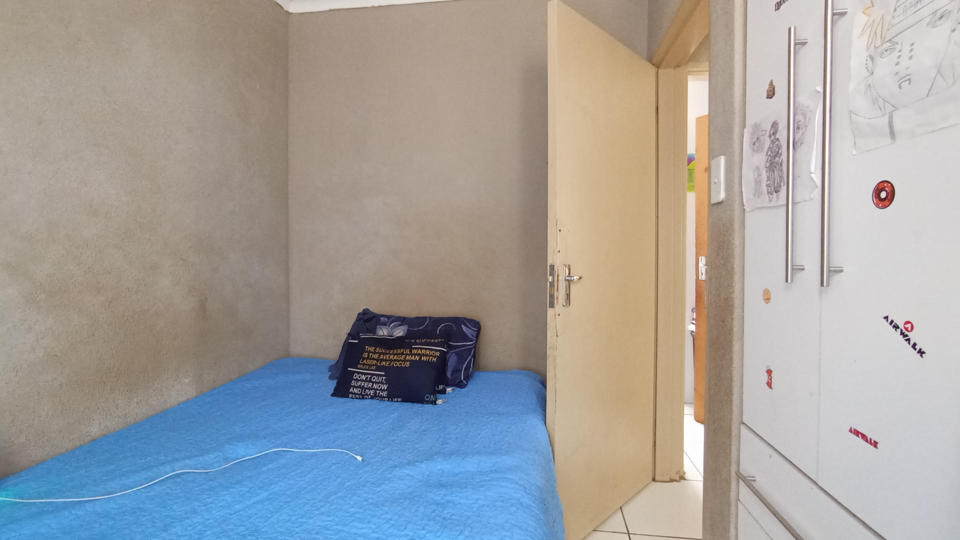 Bed Room 1 - 9 square meters of property in Soshanguve East