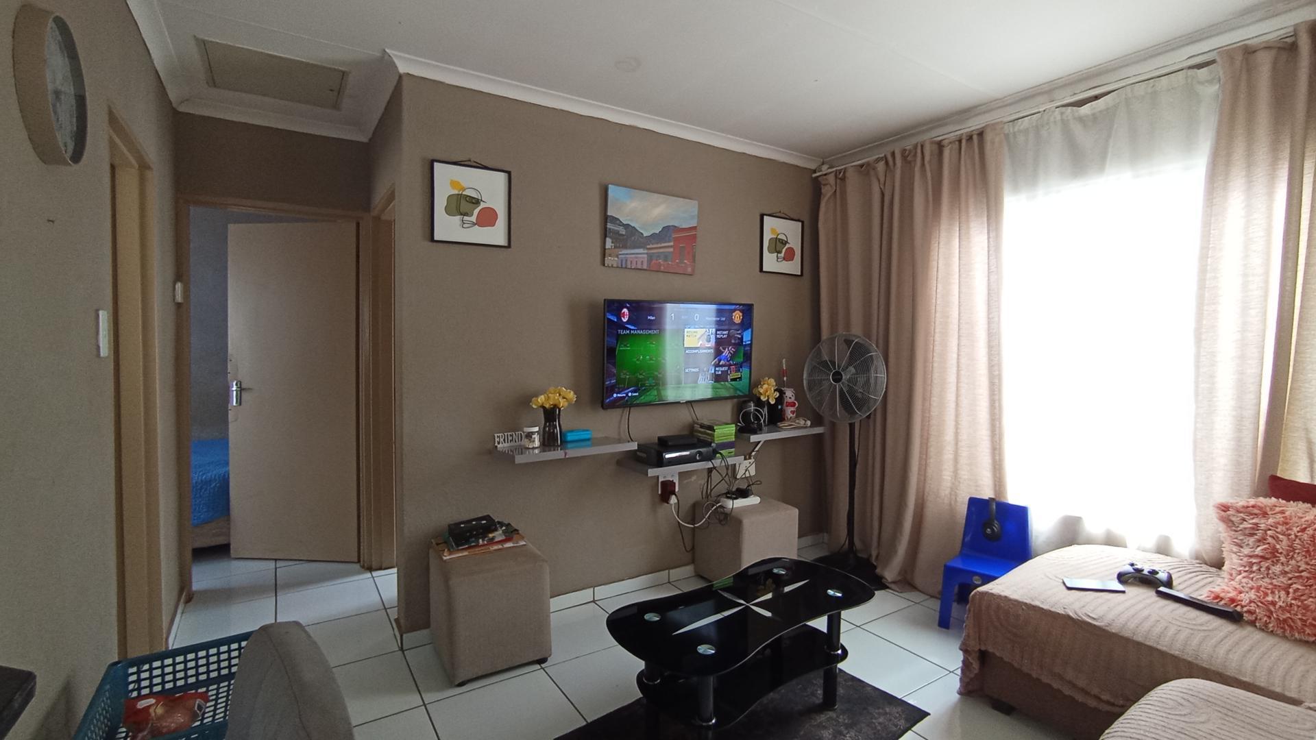 Lounges - 11 square meters of property in Soshanguve East