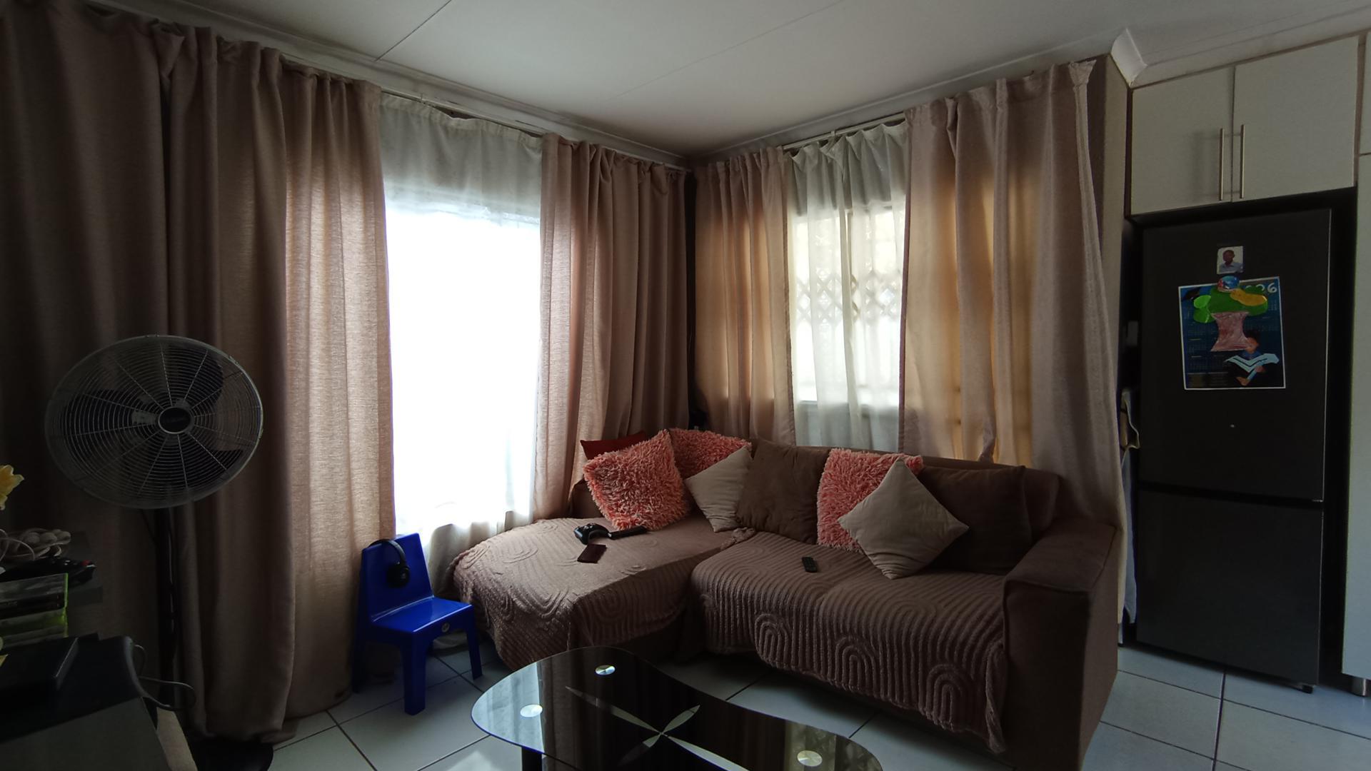Lounges - 11 square meters of property in Soshanguve East