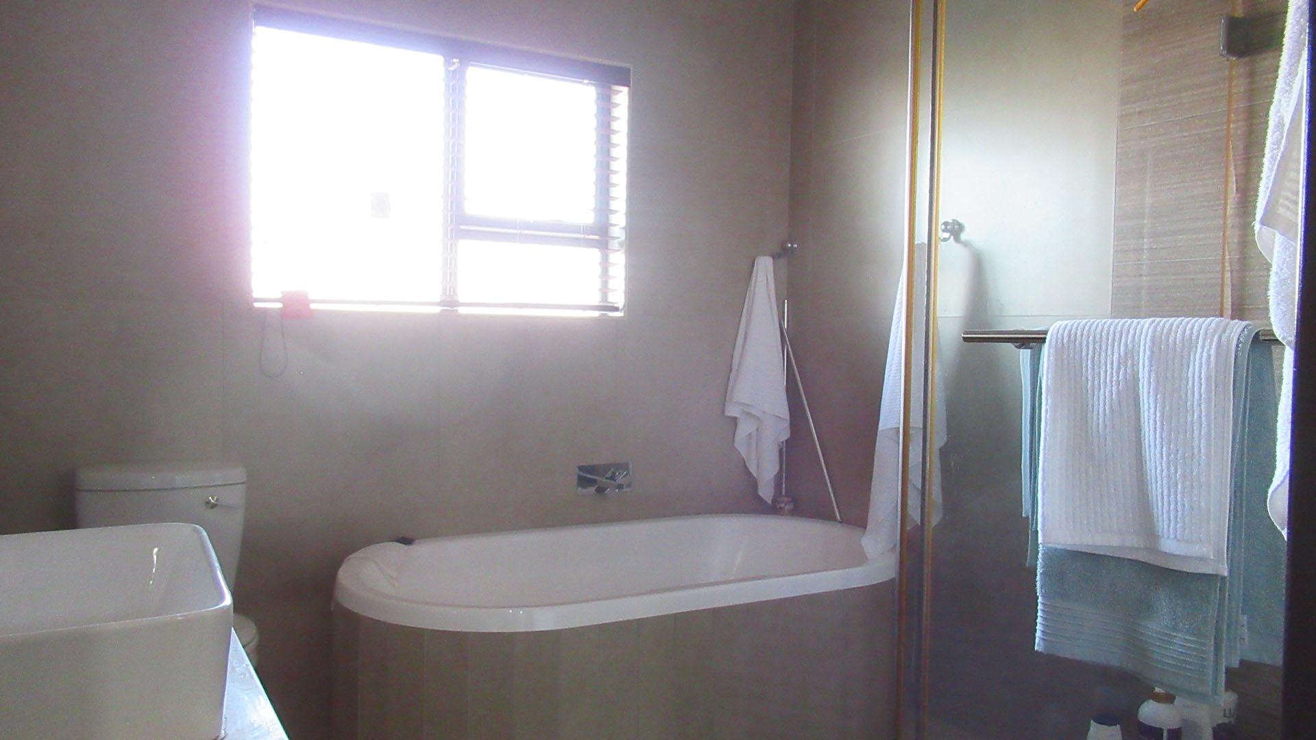 Main Bathroom - 13 square meters of property in Noordhang