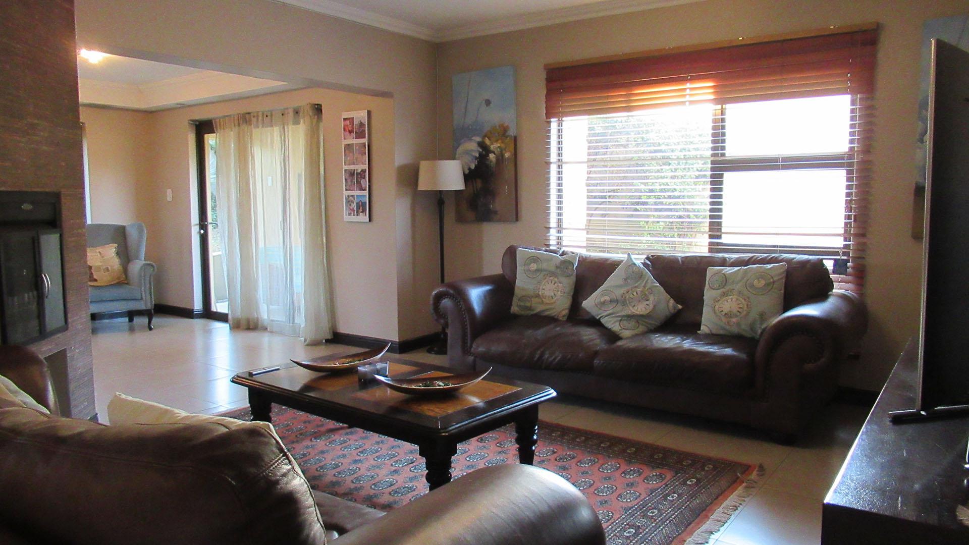 Lounges - 33 square meters of property in Noordhang