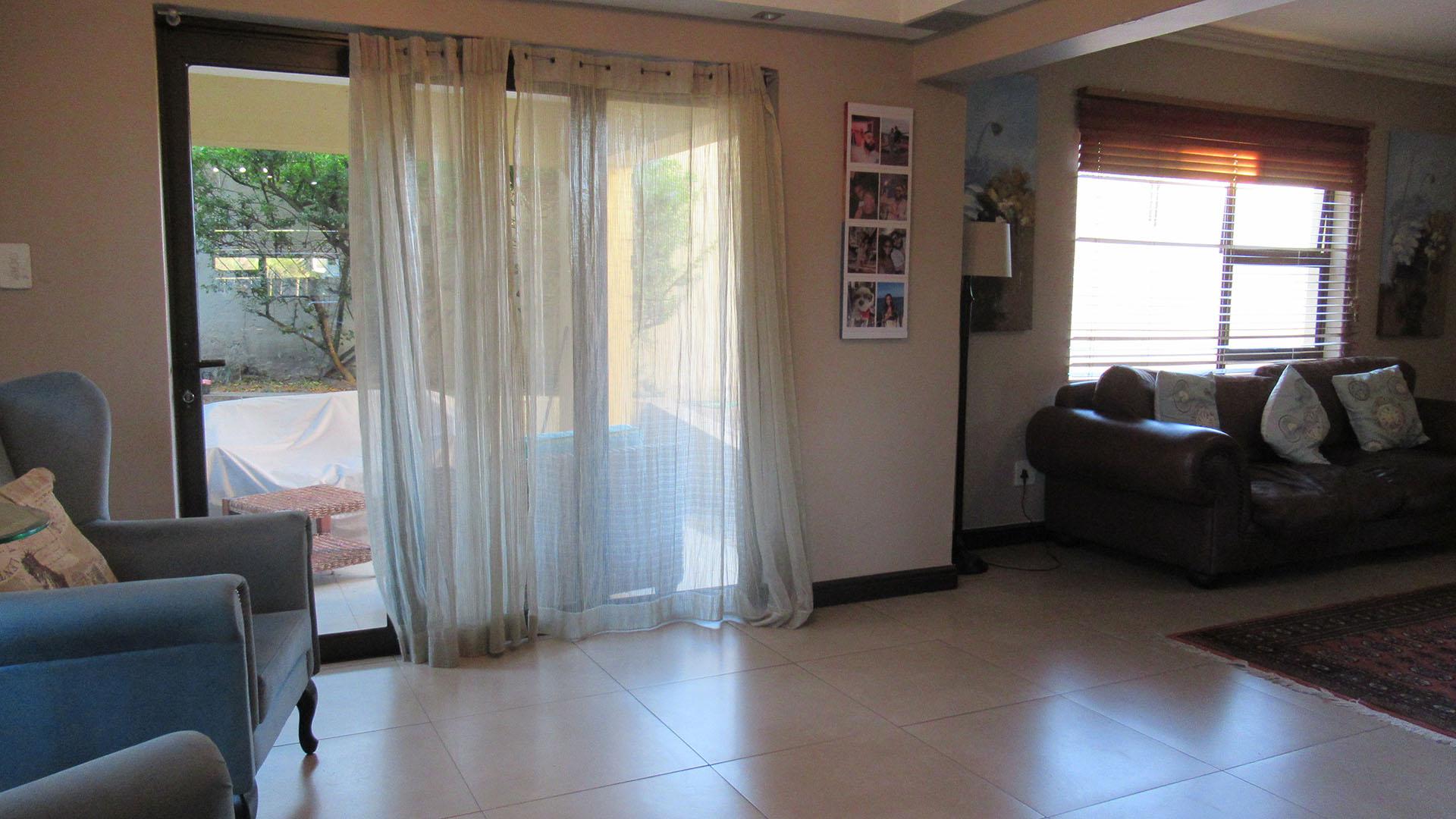Lounges - 33 square meters of property in Noordhang