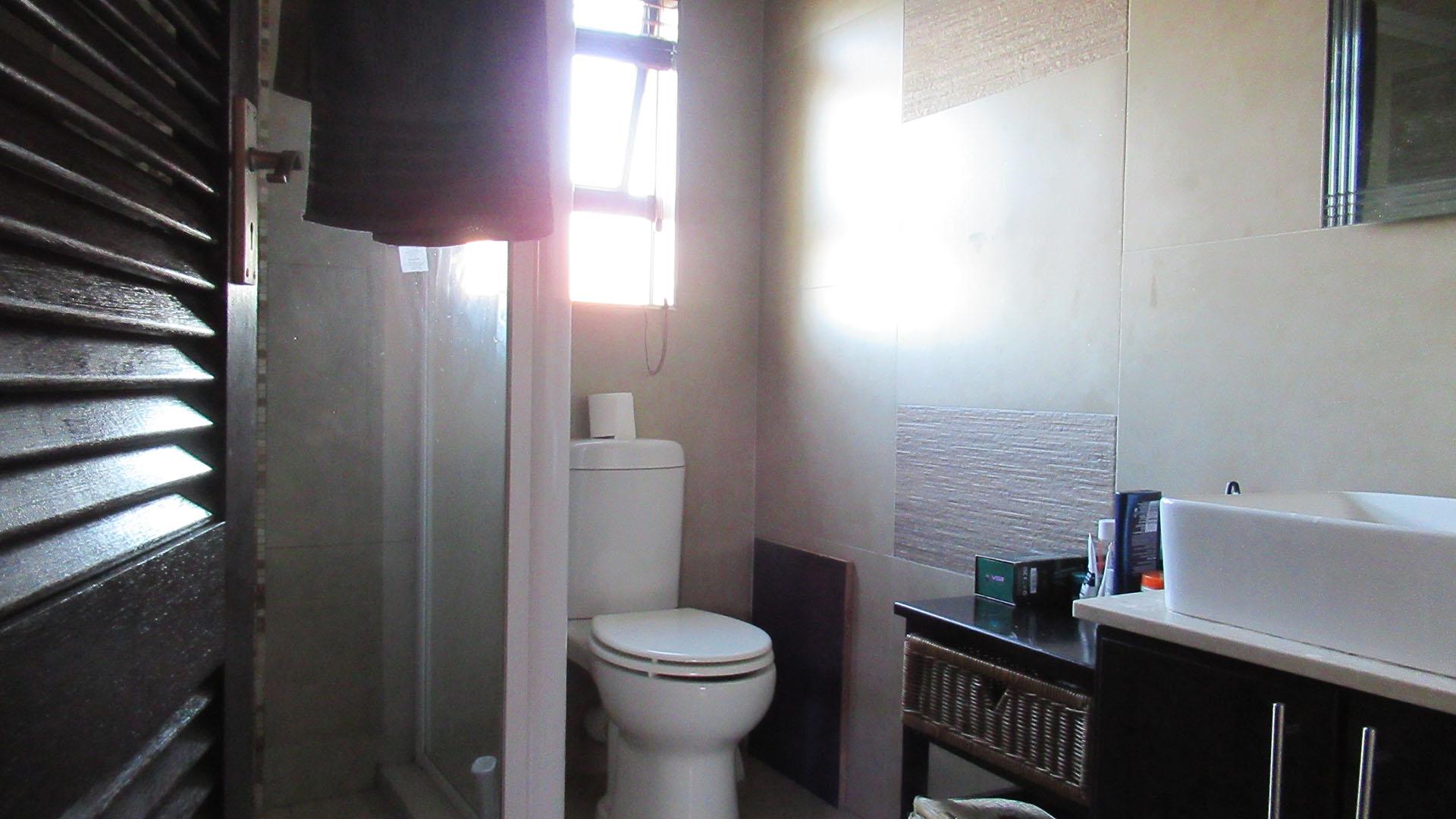 Main Bathroom - 13 square meters of property in Noordhang