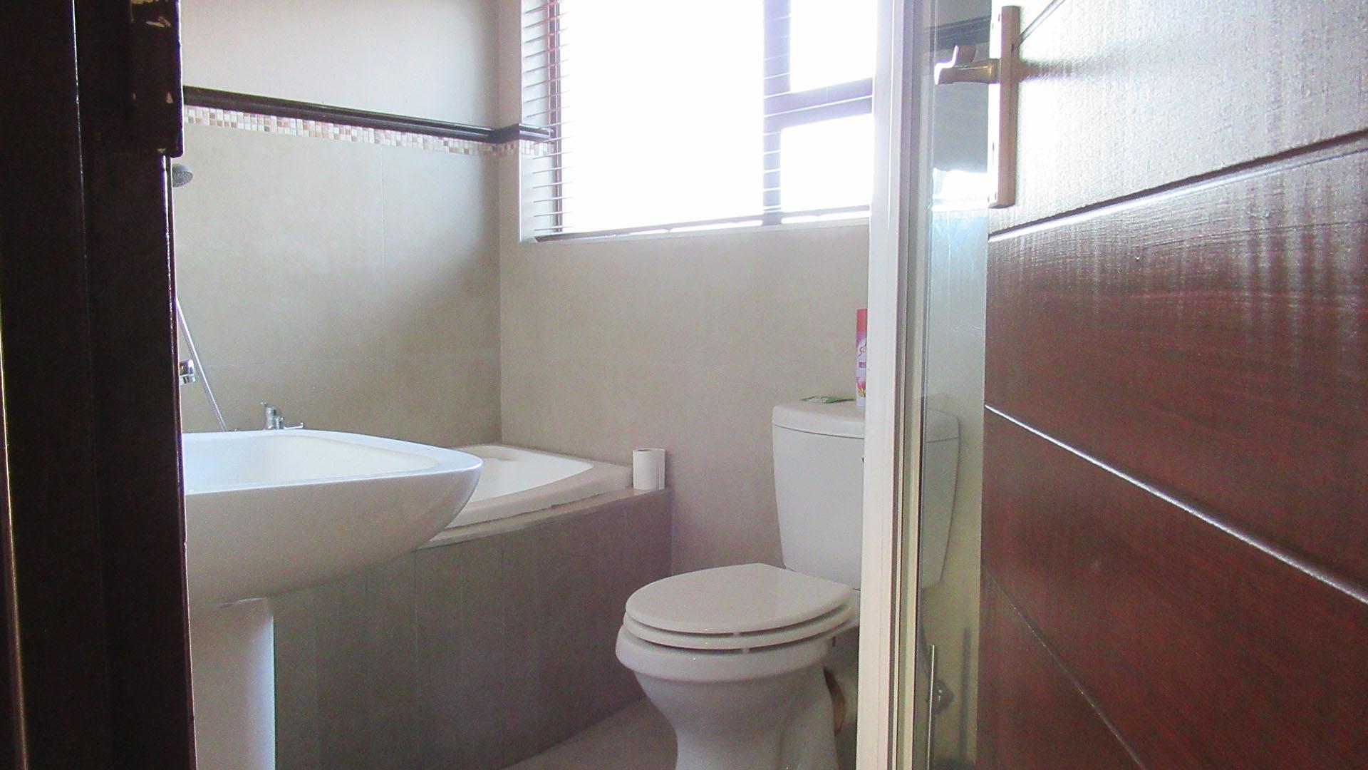 Bathroom 1 - 5 square meters of property in Noordhang