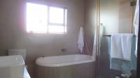 Main Bathroom - 13 square meters of property in Noordhang