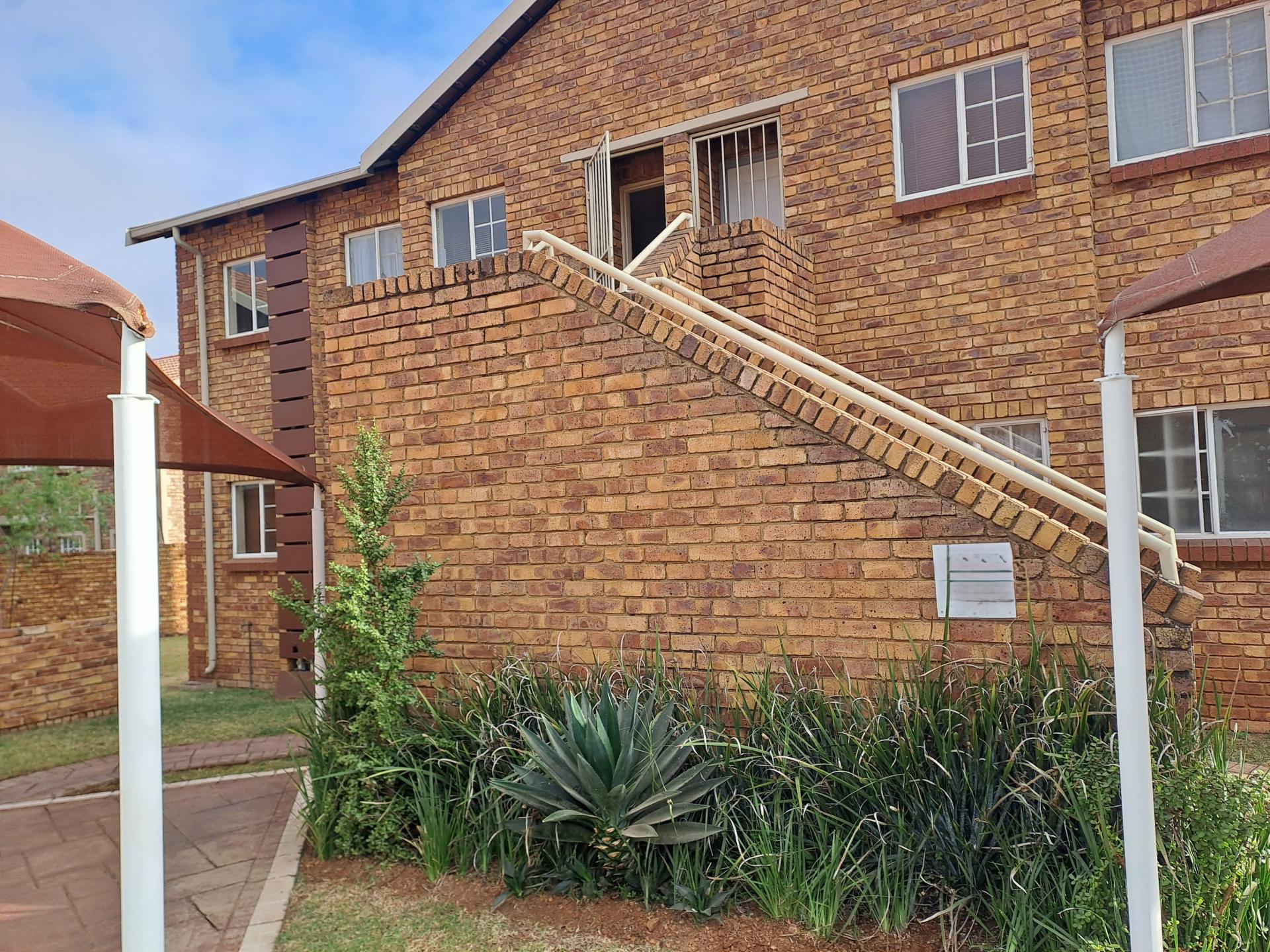  of property in Die Hoewes