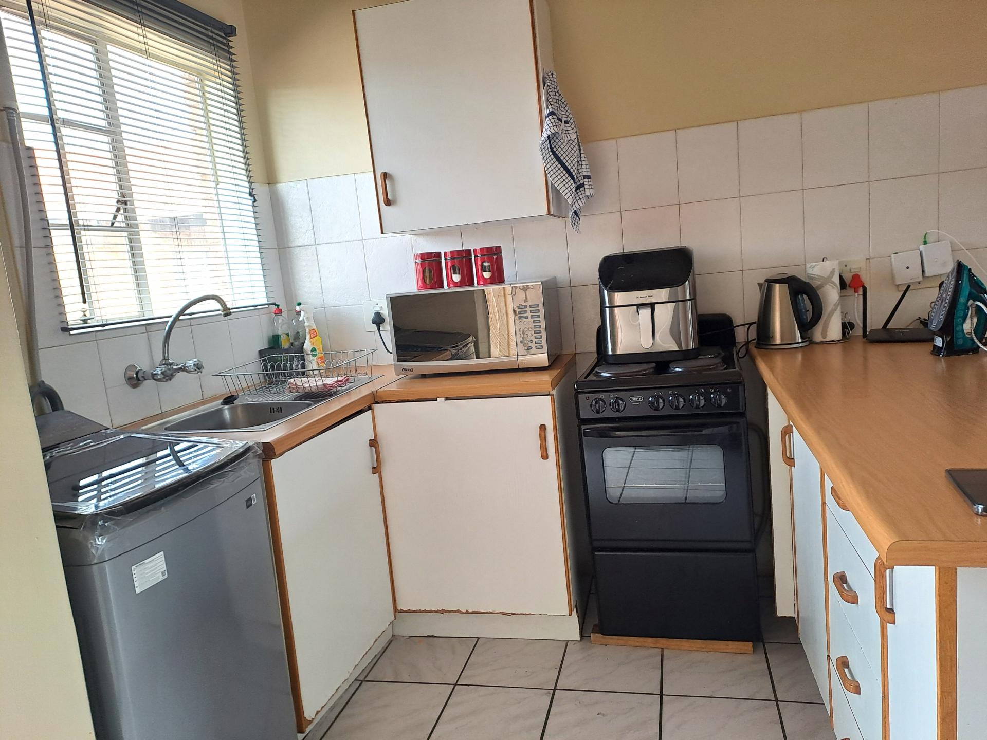  of property in Die Hoewes