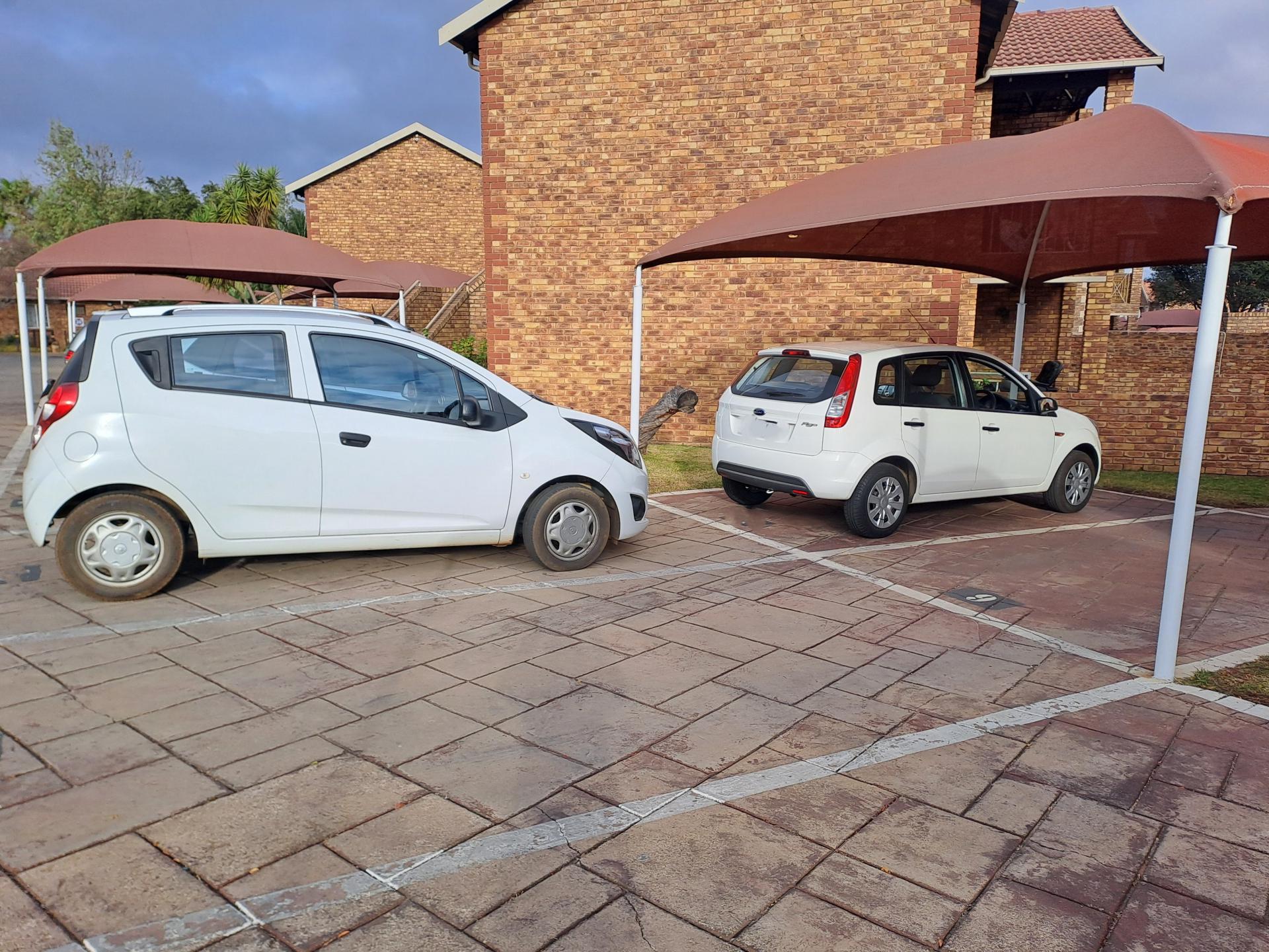  of property in Die Hoewes